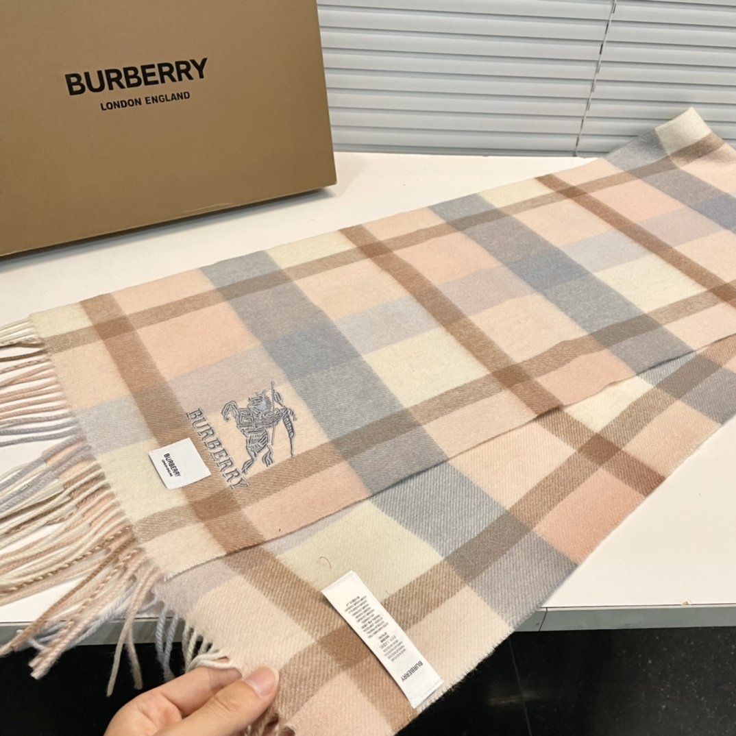 burberry经典羊绒格子围巾专柜最新品相目前专柜都换上了新标经典中的经典.全品相其他什么F货都弱爆了