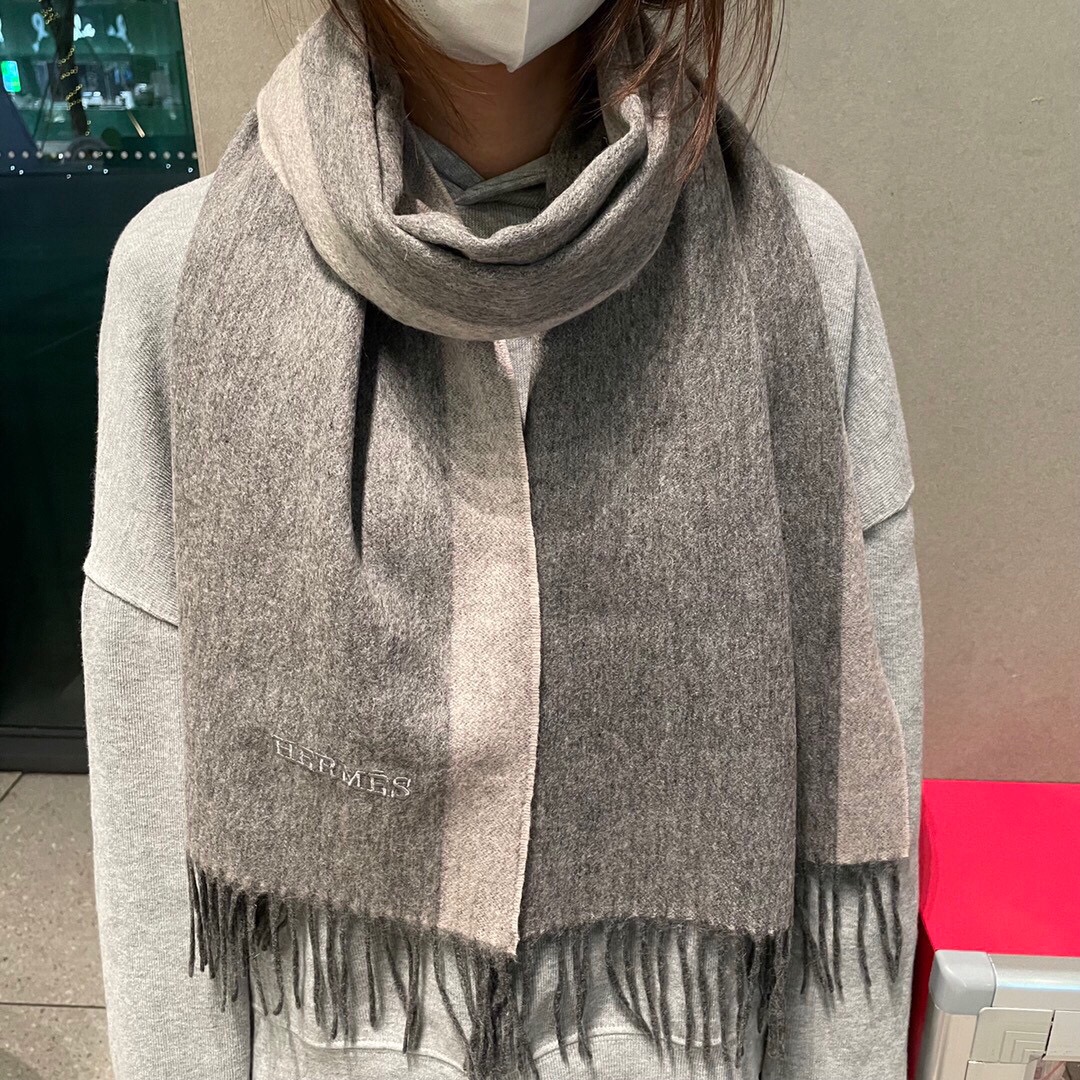 NO:168873,The latest model of the hottest Hermes official website is the latest couple's model, the top cashmere material is made of 100 likes, soft and skin-friendly, not tied, classic Burberry checked design specifications 35*cm neutral model, each man and woman choose their own color they like, everyone should have, high-version scarf, burberry, hermes19860909爆款上新爱马仕官网最新款男女通用情侣款顶级山羊绒材质上身100个赞 柔软亲肤,不扎脖经典巴宝莉格纹设计规格35*cm中性款男女各自选择自己中意的颜色人人都应该拥有,高版本围巾,burberry,hermes,scarf