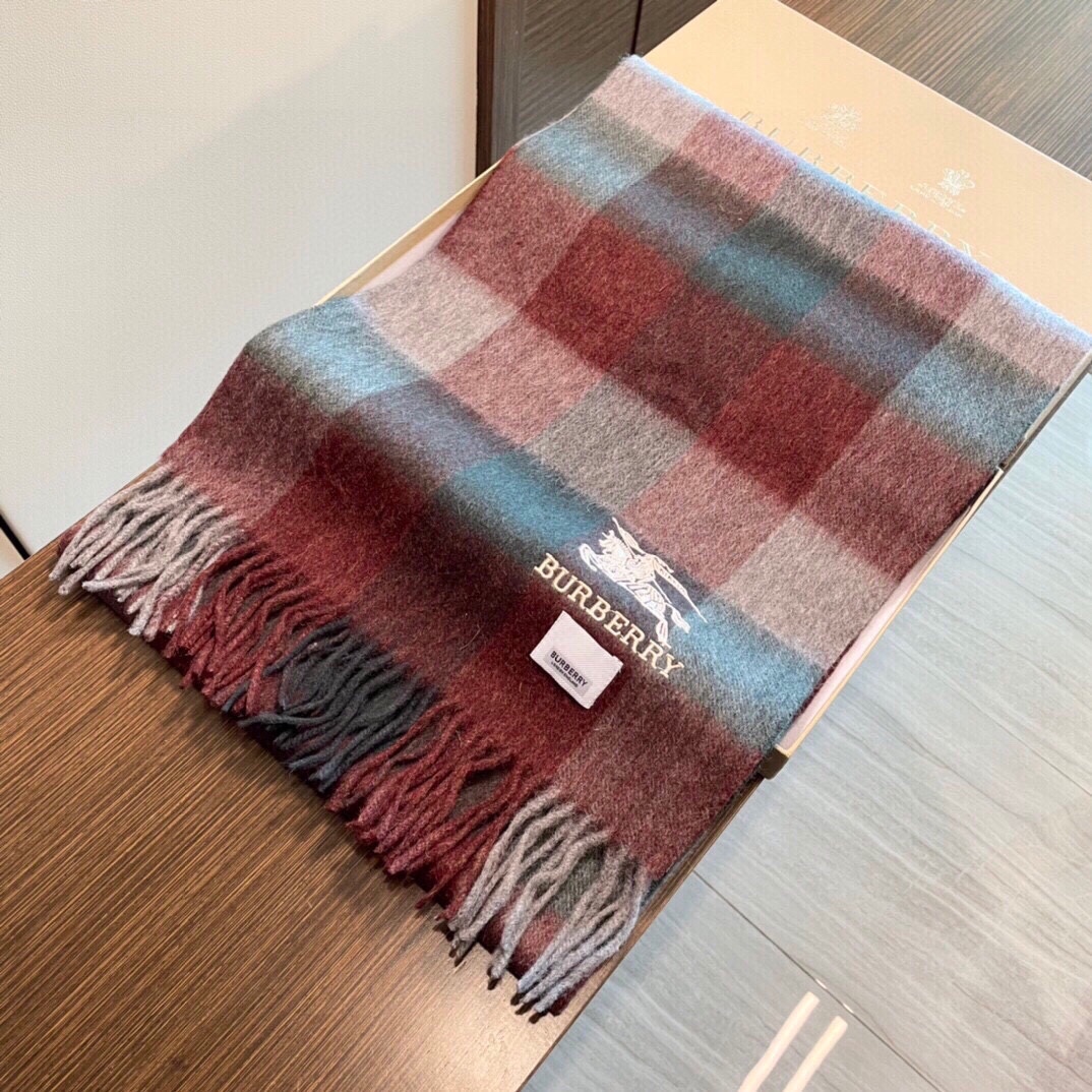 NO:168898,The latest model of the official website of the new Burberry official website is a perfect match for couples, very warm, soft and skin-friendly, without tying the neck, classic Burberry checked design, men and women choose their own favorite colors, material: cashmere, size: 32x, high-end scarf, burberry19860909上新巴宝莉官网最新款男女通用情侣款手感感到爆, 非常保暖 柔软亲肤,不扎脖经典巴宝莉格纹设计中性款男女各自选择自己中意的颜色,材质:山羊绒,尺寸:32x,高版本围巾,burberry,scarf