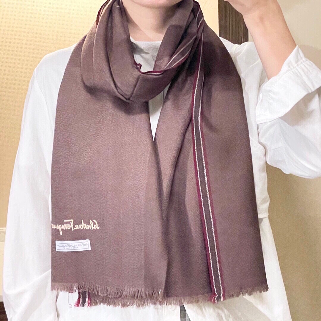 NO:168886,Ferragamo's popular original single top high-end high-end for export to Dubai] Men's and women's scarves new cashmere classic striped cashmere scarves high-end products, fashionable brand top design models, you will understand that the quality is really super super soft, warm and skin-friendly. This model is currently only a few foreign counters in stock. It is really rare to buy cashmere material 40Xcm is definitely a high-end boutique with slow hand, high-version scarf, ferragamo19860909菲拉格慕爆款原单顶级高尖端供迪拜出口货】男士女士围巾新品羊绒经典条纹羊绒围巾高尖端产物,时尚大牌的顶尖设计款拿到手你就会明白质量真的超级赞超级柔软保暖亲肤此款目前只有国外几个专柜有货真的是臻品罕见客供羊绒材质40Xcm绝对是手慢无的高端精品,高版本围巾,ferragamo,scarf