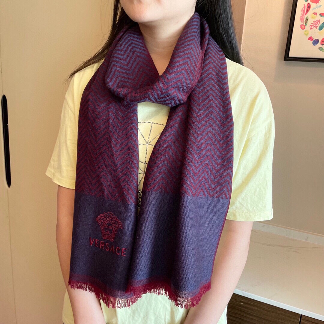 NO:168890,Versace. The latest British fun style!  *32cm, simple and interesting glass wave pattern makes the matching more casual!  Matching clothes looks simple but can exude connotation!  High-end custom-grade wool!  The scarf has a very crisp and hanging feeling, and the upper body is particularly elegant!  , High-version scarf, versace19860909范思哲.最新款英系趣味风格！*32cm,简单的趣味玻浪纹图案让搭配更加随性腔调！搭配衣服看着简单但又能散发内涵！高端定制级羊毛！围巾有很好的挺括性和垂悬感,上身特别有气质！,高版本围巾,versace,scarf