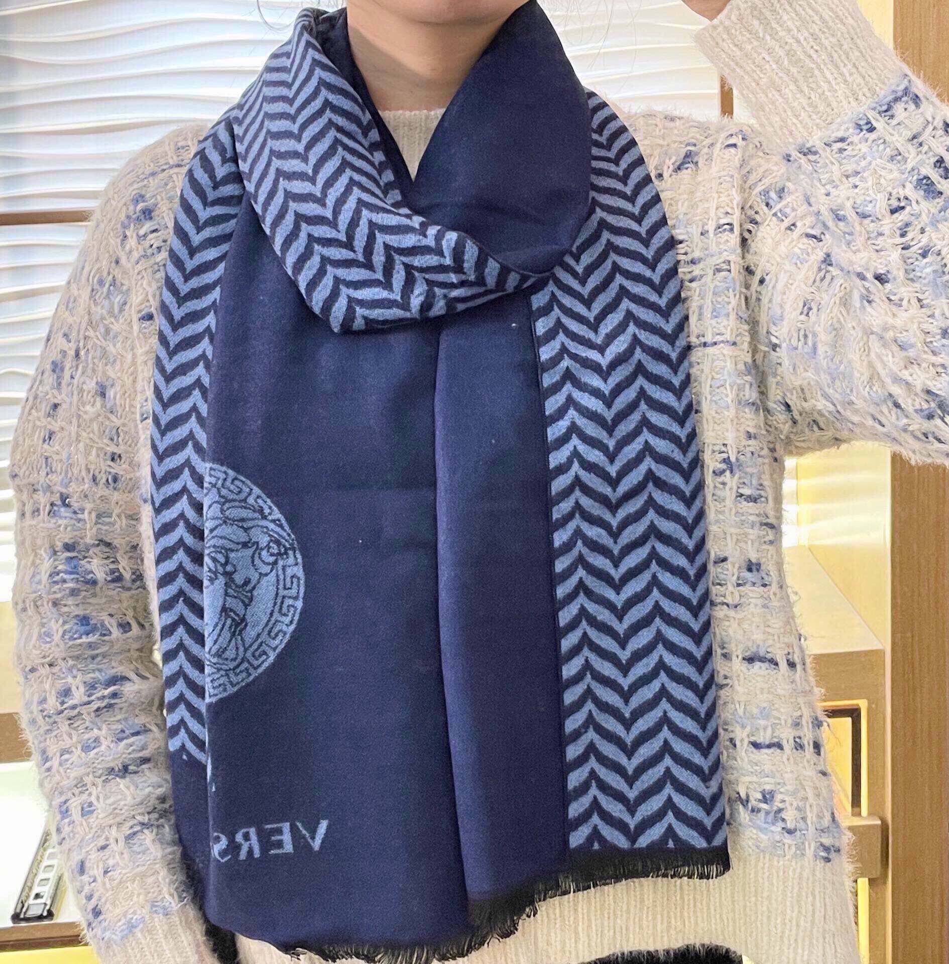 NO:168894,Versace. The latest British fun style!  *32cm, simple and interesting geometric patterns make the matching more casual!  Matching clothes looks simple but can exude connotation!  The high-end custom-grade velvet warm scarf has a good clarity and hangover, and the upper body is particularly elegant!  , High-version scarf, versace19860909范思哲.最新款英系趣味风格！*32cm,简单的趣味几何图案让搭配更加随性腔调！搭配衣服看着简单但又能散发内涵！高端定制级丝绒保暖围巾有很好的挺括性和垂悬感,上身特别有气质！,高版本围巾,versace,scarf