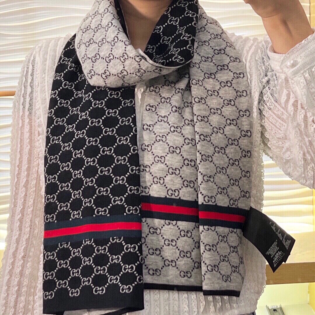 NO:168916,The latest GG counter model Guqi is coming to the top color weaving process. This process is only available in the real OEM factory. Top knitted and cashmere scarf. High-end products. Fashion brand colors are super positive, super soft, warm and skin-friendly. Simple plain colors are very elegant. It is really rare. The 32*cm size long scarf is definitely a high-end quality that is slow to use. Wear it, you can go to the major counters for a walk with confidence. High-version scarf.19860909GG专柜最新款古奇火爆来袭顶级色织工艺此工艺只有大牌纯正代工厂才有的工艺顶级针织加羊绒围巾高尖端产物时尚大牌颜色超正超级柔软保暖亲肤,简单的素色非常大气..真的是臻品罕见.32*cm尺寸长巾绝对是手慢无的高端精品戴着它可以放心的去各大专柜遛弯哦,,高版本围巾,scarf