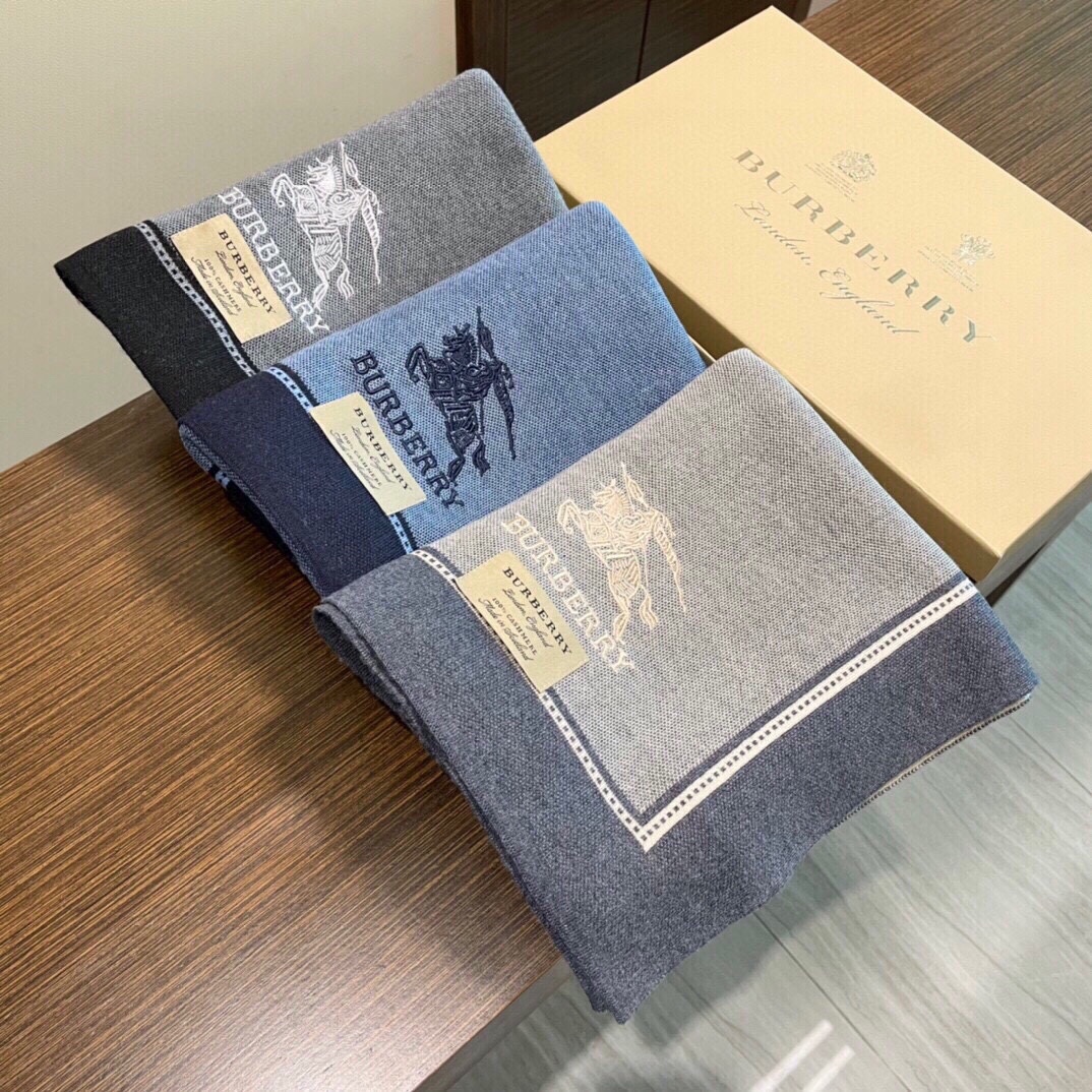 NO:170198,Burberry autumn and winter new style is really a surprise, a big and superb style, I didn't expect that this export order will be shipped at this time. For our baby who celebrates the New Year, it is definitely a rare Lv men's style. I have never received a special design feeling. It is a difficult craft. It must be suitable for anyone. 32*200cm feels like full cashmere. 3 colors, high-end scarf, burberry, louis vuitton19860909巴宝莉秋冬新款真的是惊喜重磅极品完全没有想到这个出口的订单是这个时候出货.对于我们迎过年的宝宝绝对是可遇不可求Lv的男款我从来没有收过特别有设计感工艺属于是高难度的工艺送礼的一定看过来适合任何人.32*200cm 手感譬如全羊绒.3色,高版本围巾,burberry,louis vuitton,scarf