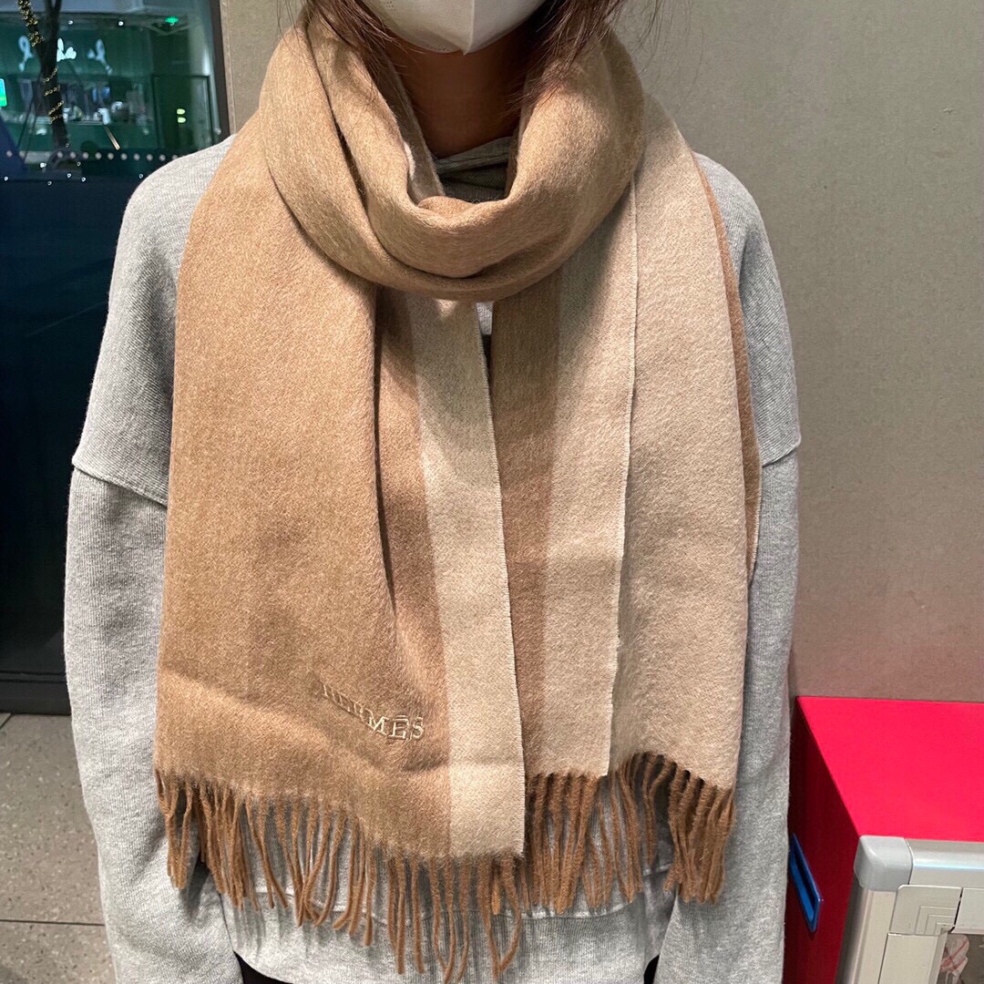 NO:170213,The latest model of the hot new Hermes official website is the latest couple's model, the top cashmere material is made of 100 likes, soft and skin-friendly, without tying the neck, classic Burberry checked design specifications 35*180cm neutral model, each man and woman choose their own color they like, everyone should have, high-version scarf, burberry, hermes19860909爆款上新爱马仕官网最新款男女通用情侣款顶级山羊绒材质上身100个赞 柔软亲肤,不扎脖经典巴宝莉格纹设计规格35*180cm中性款男女各自选择自己中意的颜色人人都应该拥有,高版本围巾,burberry,hermes,scarf