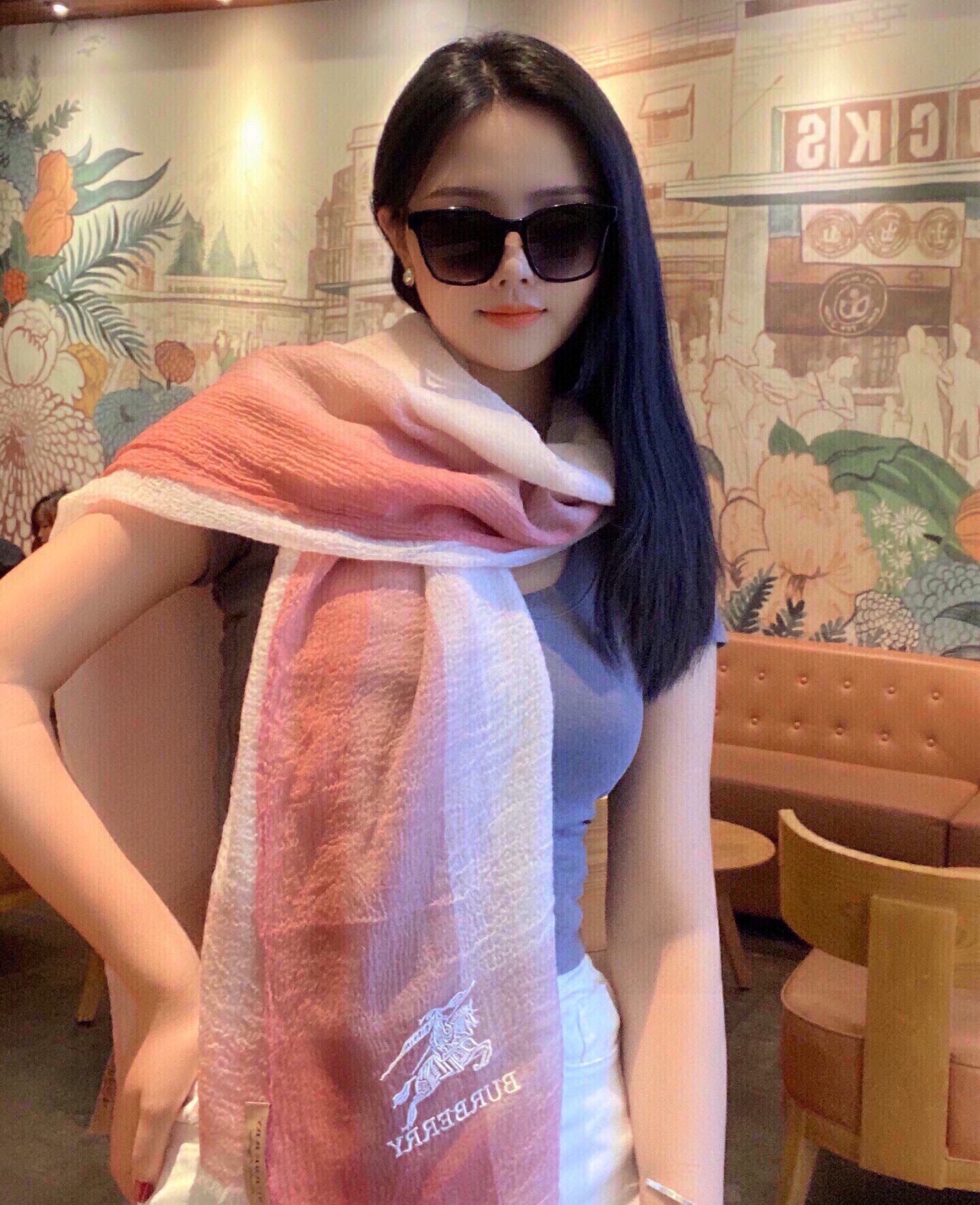 NO:169875,Top royal classic plaid pure hand-cut flower cuts!  What you get is definitely a soulful and valuable scarf. Each one needs to go through 72 hours of pure hand-cutting!  The most awesome channel mouse product is authentic British design!  QC talks about a scarf made of two best cashmere colored yarns and requires craftsmanship to be made by hand!  It took 8 months of hard work for the designer to say that he is a masterpiece of the emperor, which is definitely a lyrics that are exhausted!  Use the world's top Albas Plateau cashmere branch water-soluble high-end order spinning yarn!  Making this kind of flower cut is equivalent to eight times the loss of ordinary styles!  The counter will sell for a limited edition price of at least 1w2 next year. This product is not a hot product, but a high-quality product. It is prepared for VIP customers who pursue a quality life!  90*200cm goat, high-version scarf19860909顶级御用全身经典格纯手工剪花！你拿到手中的绝对是一条有灵魂有价值的围巾每一条都需要经历长达72小时的纯手工剪花！最牛渠道老鼠货原汁原味的英伦设计！QC讲一条围巾用了最上好的2种山羊绒色纱拼织并且需要工匠师傅纯手工打造！耗尽了设计师8个月的心血之作说他是御用大作绝对是词穷的说辞！采用世界顶级阿尔巴斯高原山羊绒支水溶高级订纺纱线！做这种剪花一条相当于平时普通款式损耗的八倍！专柜明年售价至少1w2的限量版本.这种货色不是爆款走量.是精品是为追求品质生活的vip客户准备！90*200cm 山羊,高版本围巾,scarf