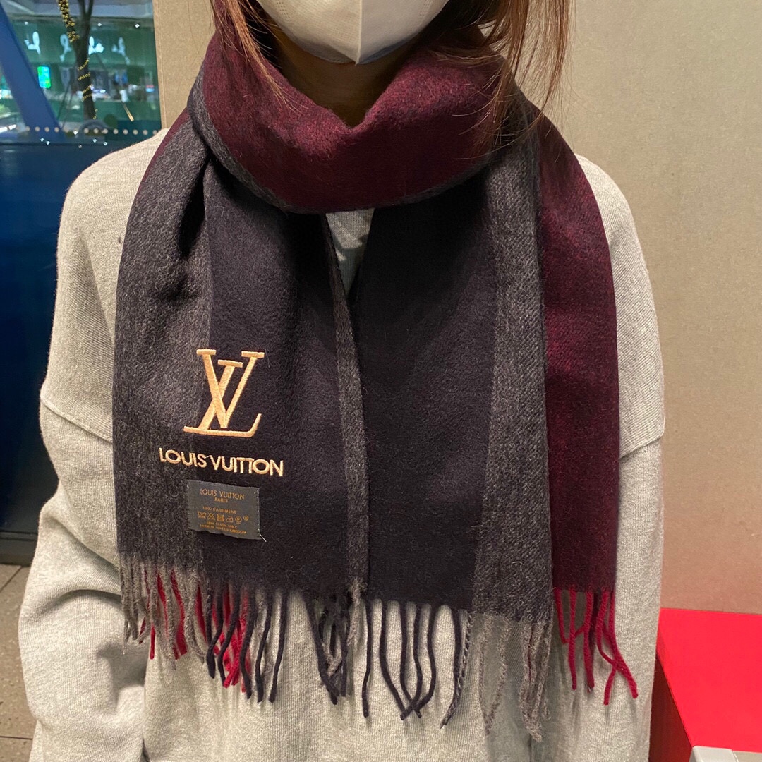 NO:169877,New LV high-quality imported cashmere scarf, launched on the shelves. The latest overseas counters, men's and women's couples, cashmere scarfs. Domestic counters are not available on the shelves. From style to fabrics, it is very good. Classic logo patterns. A rare cashmere scarf for men and women's scarfs. Specifications 32*cm. Ingredients imported cashmere, high-version scarf, louis vuitton.19860909上新 LV高品质进口羊绒围巾 惊爆上架 海外专柜最新男士女士情侣 羊绒围巾 国内专柜都没上架 从款式到面料都很赞 经典的logo图案 难得少见的羊绒男女士围巾喜欢 规格32*cm 成份进口山羊绒,高版本围巾,louis vuitton,scarf