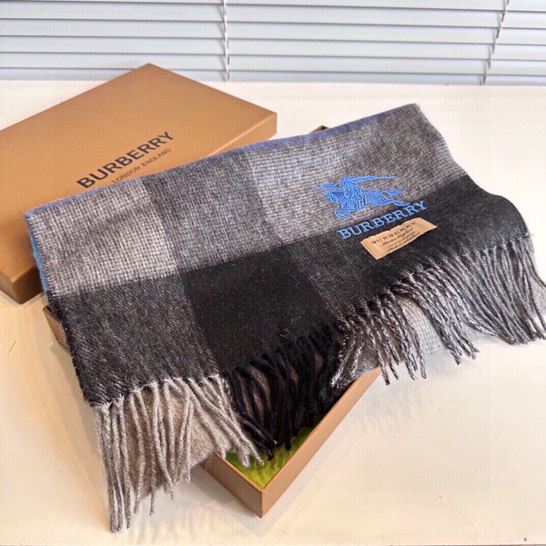 NO:169879,[Burberry] European cashmere men and women's models are available, top-quality original and genuine tail products, same style as celebrities, elegant and gentle fashion beauty, stylish, unique in any venue, fabric is so good that we can wear it, it is comfortable to wear, 35*200 specifications, high-end scarf, burberry19860909【巴宝莉】欧洲羊绒男女款发售,顶级原单正品尾货,明星同款,优雅温和的时尚之美,穿上有型,在任何场地都独具特色,面料好到爆,让我们戴着起来无拘无束就是舒服,,35*200规格,高版本围巾,burberry,scarf