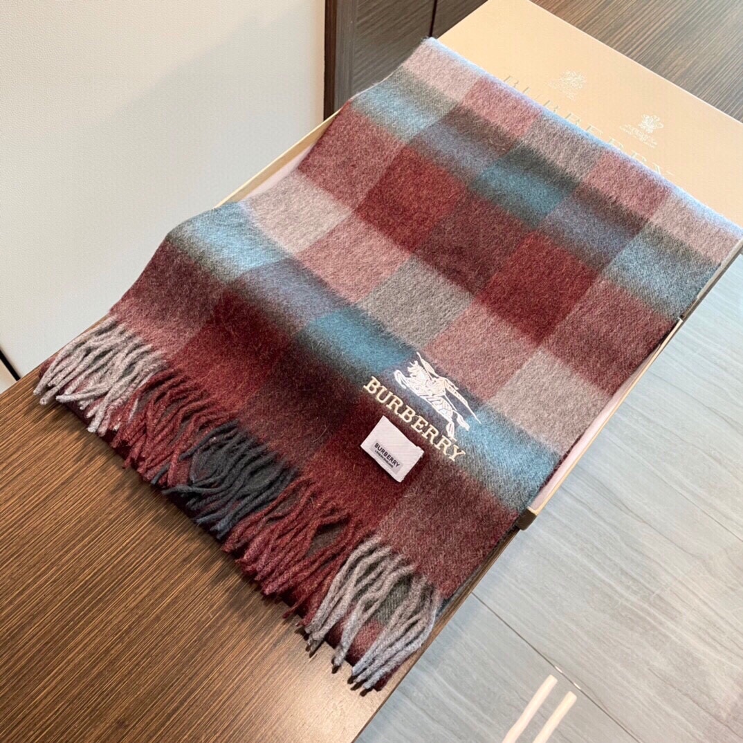 NO:169881,The latest model of the same style as the Burberry official website of the Internet celebrity, the latest model for men and women, the touch is very exciting, very warm, soft and skin-friendly, and the classic Burberry checked design is not tied to the neck, the neutral model of men and women choose their own favorite colors, material: cashmere, size: 32x, high-version scarf, burberry19860909上新网红同款巴宝莉官网最新款男女通用情侣款手感感到爆, 非常保暖 柔软亲肤,不扎脖经典巴宝莉格纹设计中性款男女各自选择自己中意的颜色,材质:山羊绒,尺寸:32x,高版本围巾,burberry,scarf