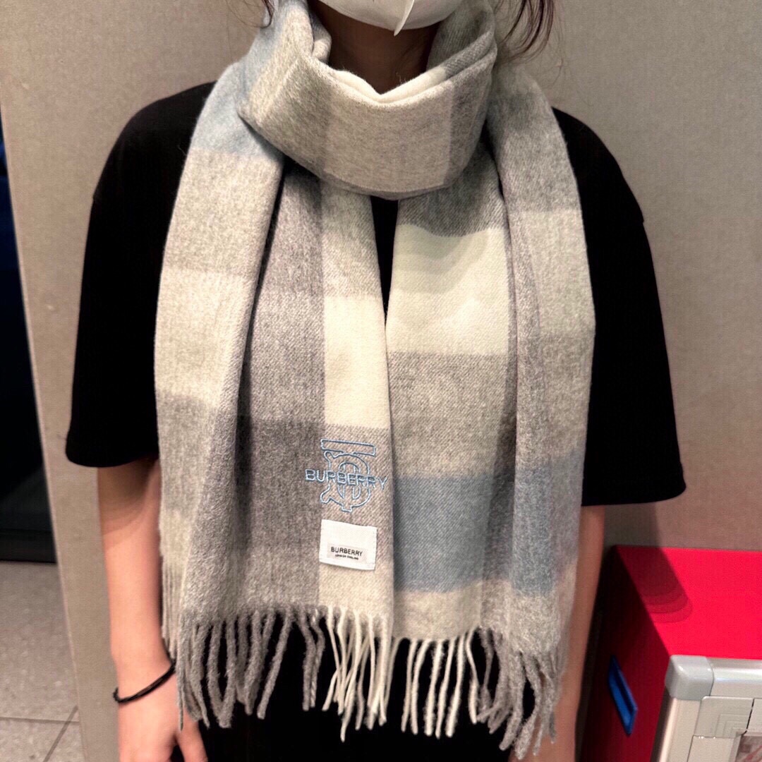 NO:169885,VIP recommended the latest water-ripped Tb scarf of the Burberry counter [top cashmere scarf] hits the real thing, the real thing is beautiful, the embroidered shawl with exquisite logo, the color matching of the whole scarf is very in place, the details can be seen, the entire shawl scarf gives people a big brand aura and is very exquisite and high-end VIP recommended the new 32X200cm, high-end scarf, burberry, shawls19860909vip推荐巴宝利专柜最新款水波纹Tb围巾【顶级羊绒围巾】爆款哦 实物真心美 披肩配以精美logo的刺绣整条围巾颜色的搭配都非常到位细节都可见整个披肩围巾给人大牌气场的同时又非常精致高端VIP推荐绝对值得入手的新款32X200cm,高版本围巾,burberry,shawls,scarf