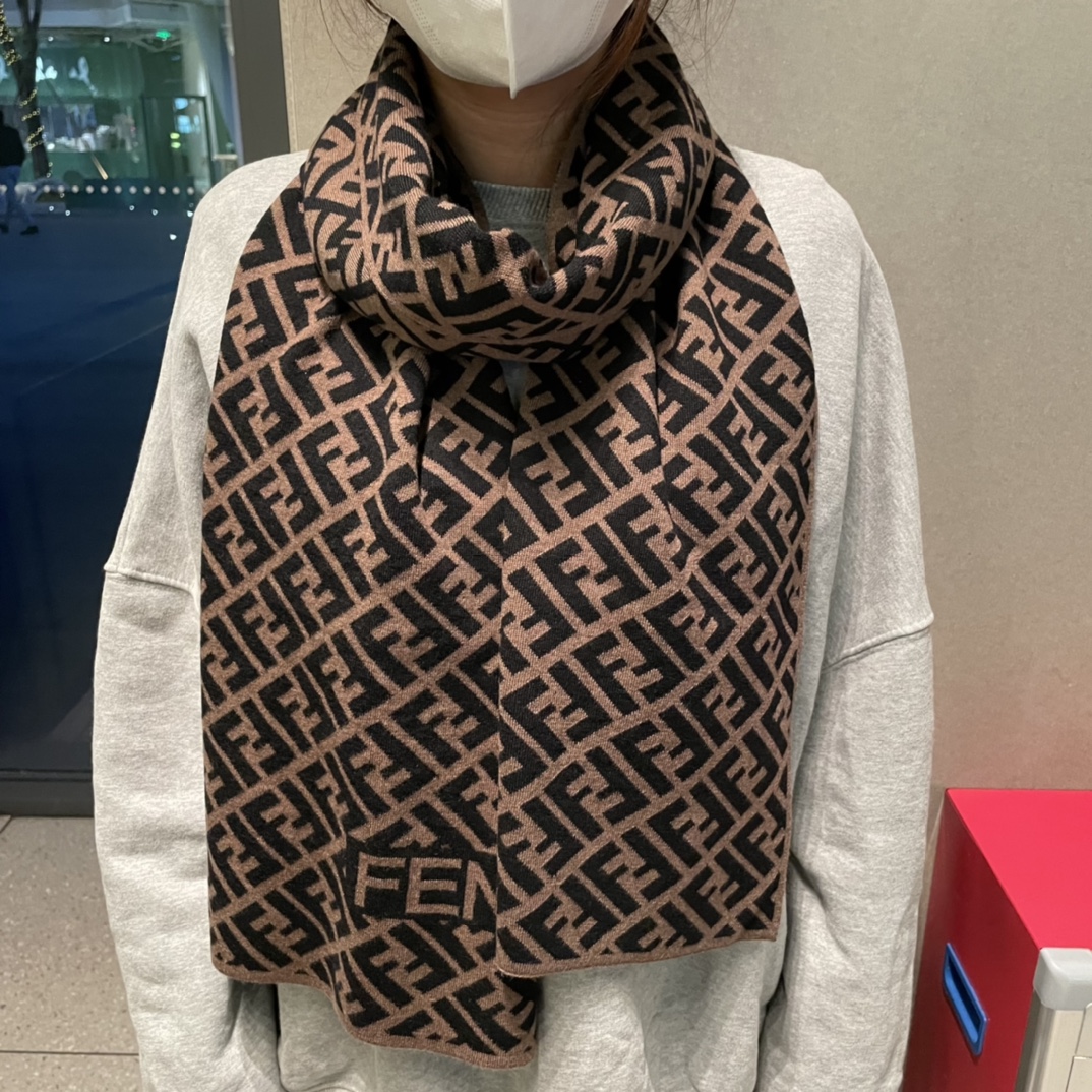 NO:169893,The classic FF letter element scarf, the counter is also a good thing. This year's Fendi also took off. It's so popular. This is really a real good thing. The real material is very heavy. Whether domestic or foreign, it is basically out of stock. This FF wind will continue to blow. It is said that many people go to the counter to buy the full series of FF. In short, it is a surprise. Don't think it's too small. This specification is getting fewer and fewer. Cherish it. The upper body effect is very powerful!  Definitely a big deal!  The clear and clear FF letters are tight and distinct, and the style is very stylish. You can amazing the audience if you take photos with your mobile phone. High-density and exquisite work of big brands are really exquisite and exquisite. Specifications, 32X200, high-end scarf, fendi19860909经典FF字母元素围巾,专柜也是刚上架的好玩意儿今年的芬迪也是起飞的架势,火的不要不要的,这款真真儿的正儿八经的好东西,真材实料非常重磅,不管国内还是国外基本也是全线断货的节奏,这股FF风会继续吹下去,据说很多人去专柜只要是FF都全系列的买,总之是惊喜.不要嫌少,这种规格越来越少且珍惜.上身效果气场非常强大！绝对是重磅！清晰明了的FF字母,紧致分明,版型更是非常有型,用手机拍出来都能惊艳全场高密度精工细作大牌的东西真的非常考究,匠心之作.规格,32X200,高版本围巾,fendi,scarf
