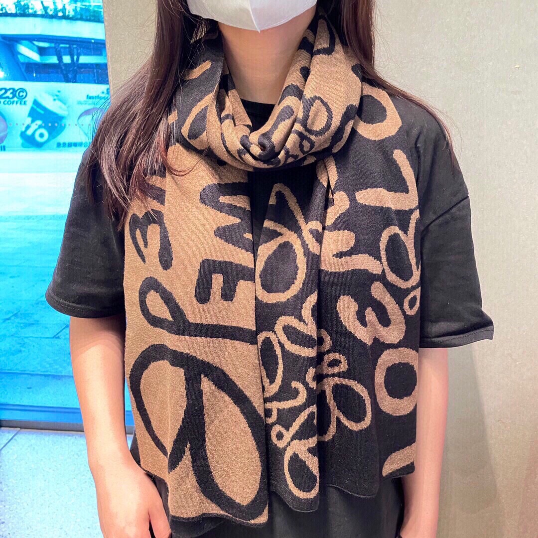 NO:170774,Luo Yiwei's new cashmere knitted long scarf is beautiful [Tearing] The imperial palace-level new model is on sale. It is extremely beautiful. Really, the upper body is extremely skin-skin-toned. If you look good, look at it yourself. The scarf size is 30*200cm, the selection of pure cashmere, the first choice for gifts, high-version scarf, loewe19860909罗意威新款羊绒针织长巾美翻了[流泪]御用殿堂级极品新款在售 美丽至极 真的 上身极为衬肤色 百搭 好看不好看自己看吧 围巾尺寸30*200cm,精选纯羊绒,送礼首选佳品,高版本围巾,loewe,scarf