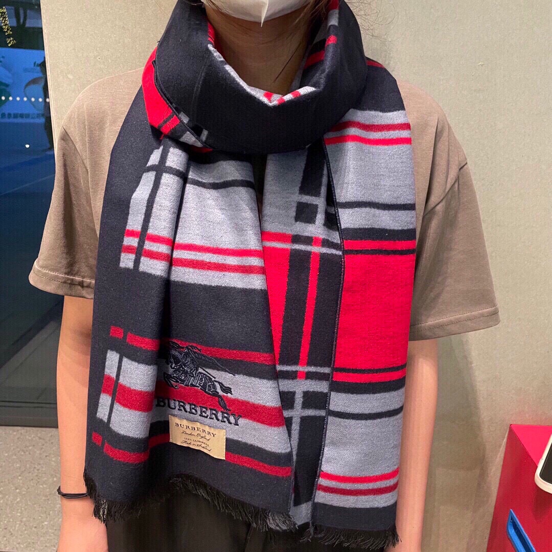 NO:170786,The counter is synchronized with new models, top-level high-end Burberry for Dubai exports] New product of universal box for men and women cashmere classic striped braided scarf, high-end product, fashionable brand top design model, you will understand that the quality is really super super soft, warm and skin-friendly. There are only a few foreign counters available, it is really rare to buy cashmere material 32Xcm is definitely a high-end boutique with slow hand, high-version scarf, burberry19860909专柜同步新款 爆款顶级高尖端巴宝利供迪拜出口货】男女通用围新品羊绒经典条纹编织围巾高尖端产物,时尚大牌的顶尖设计款拿到手你就会明白质量真的超级赞超级柔软保暖亲肤此款目前只有国外几个专柜有货真的是臻品罕见客供羊绒材质32Xcm绝对是手慢无的高端精品,高版本围巾,burberry,scarf