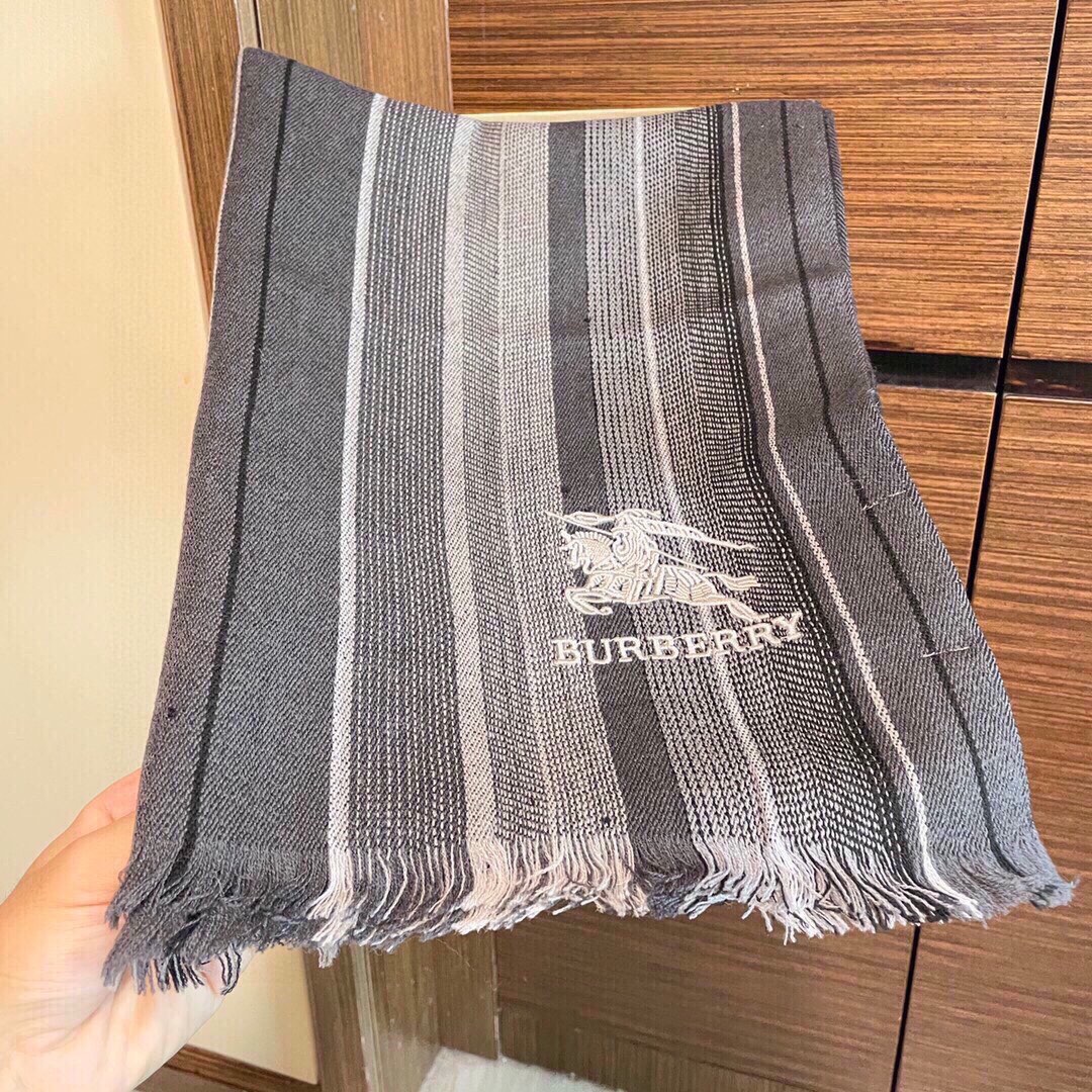 NO:170792,The hot-selling new Burberry exclusive cow product. High-end quality is very rare in the market. It is really super high-end product. Only this big brand can have good products that sell one by one and one less. Don’t worry about fabrics. Because the raw materials exported are fixed color, they are all checked at the first level regularly... First-class good products. Size 32xcm, high-version scarf, burberry19860909爆款上新巴宝莉独家牛货 高端品质这种精品是市场上及其少见的 真是超极高端货只有这种大品牌才会拥有卖一条少一条的好货且不用担心面料因为出口的原料固色度都是一级定期抽查...一等一好货 尺寸32xcm,高版本围巾,burberry,scarf