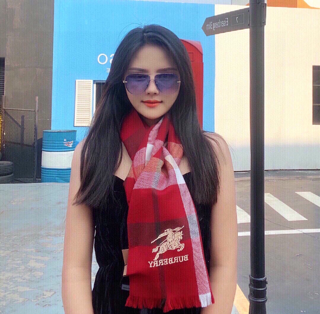 NO:170576,The hot-selling new Burberry exclusive cow product. High-end quality is very rare in the market. It is really super high-end product. Only this big brand can have good products that sell one by one and one less. Don’t worry about the fabric because the raw materials exported are fixed in the first grade and regular random checks... First-class good products Size 32x180cm, high-version scarf, burberry19860909爆款上新巴宝莉独家牛货 高端品质这种精品是市场上及其少见的 真是超极高端货只有这种大品牌才会拥有卖一条少一条的好货且不用担心面料因为出口的原料固色度都是一级定期抽查...一等一好货 尺寸32x180cm,高版本围巾,burberry,scarf