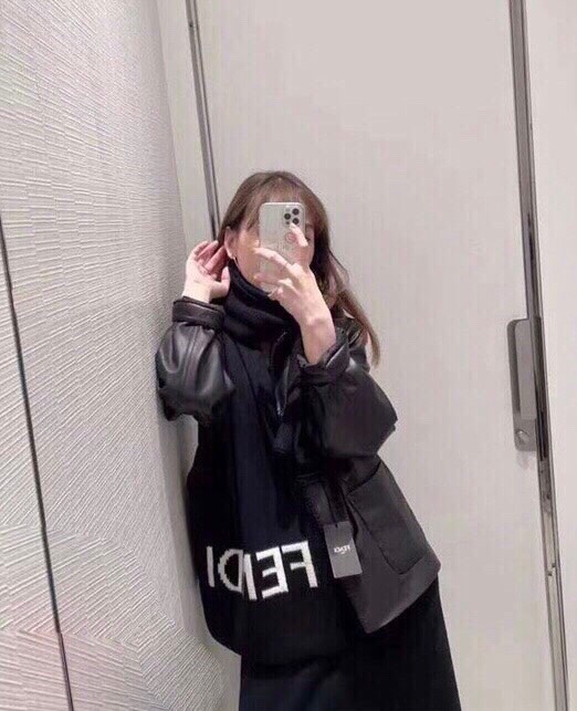 NO:170605,The hot-selling model is available. The exclusive cow of couples. Luxury is all in the size. Only high-end quality with super high cashmere quality will be favored by this brand. This boutique is a rare scarf knitted on the market. It is really a super high-end product. Only this big brand will have every color. Every color is great. Good product that sells one less. Imported pure cashmere size *32, high-version scarf, fendi19860909爆款上新 情侣款F家独家牛货 奢华尽在尺寸之间,高端品质具有超高羊绒品质才会被此品牌青睐这种精品是市场上及其少见的围巾针织,真是超级高端货只有这种大品牌才会拥有每色都是大爱每色都留.卖一条少一条的好货 进口纯羊绒 尺寸*32,高版本围巾,fendi,scarf