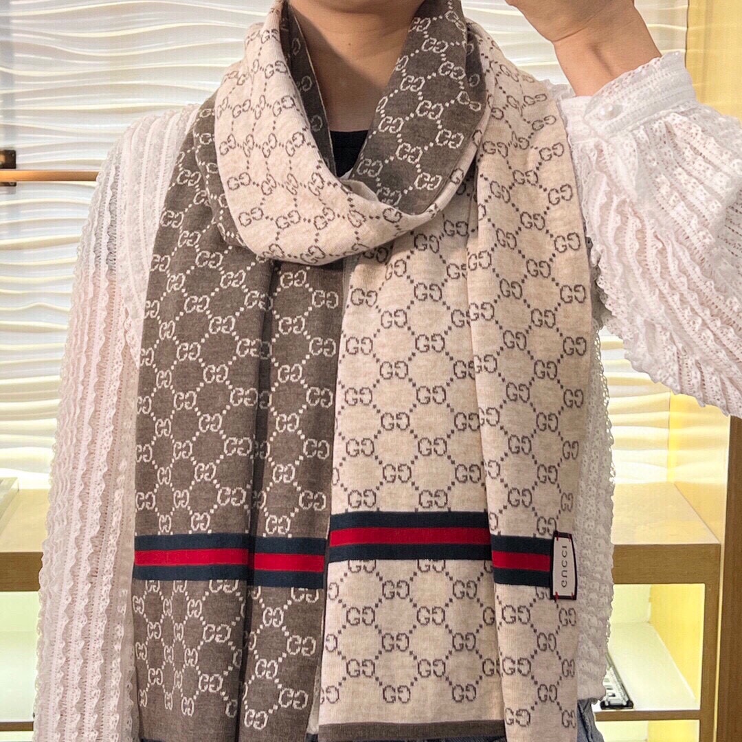 NO:170615,The latest GG counter model Guqi is coming to the top color weaving process. This process is only available in the big brand pure OEM factory. Top knitted and cashmere scarf. High-end products. Fashion brand colors are super positive, super soft, warm and skin-friendly. Simple plain colors are very elegant. It is really rare. The 32*180cm size long scarf is definitely a high-end quality that you can wear and go to major counters for a walk. High-end scarf.19860909GG专柜最新款古奇火爆来袭顶级色织工艺此工艺只有大牌纯正代工厂才有的工艺顶级针织加羊绒围巾高尖端产物时尚大牌颜色超正超级柔软保暖亲肤,简单的素色非常大气..真的是臻品罕见.32*180cm尺寸长巾绝对是手慢无的高端精品戴着它可以放心的去各大专柜遛弯哦,,高版本围巾,scarf