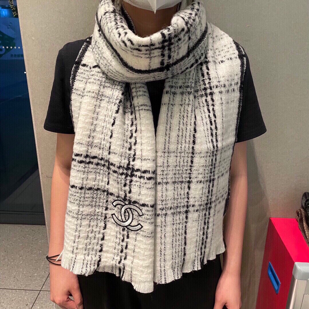 NO:170604,Chanel's new plaid scarf shawl, silver thread splicing, fashionable, luxurious, high quality and gift for people to use, absolutely high quality and exclusive real-life shooting, super high color, top quality goods, no one waiting for people, special channels sell one less, absolutely top quality goods, any detail is the rhythm of the counter 35*cm, cashmere heavy recommendation, super recommended, high-version scarf, chanel, shawls19860909香奈儿新款格纹围巾披肩,银线拼接时尚奢华品质上乘送人自用绝对高大上独家实物拍摄所见所得,颜色超正顶级好货不等人,特殊渠道货卖一个少一个绝对的顶级好货,任何一个细节都是专柜的节奏35*cm 山羊绒重磅推荐入 超级推荐,高版本围巾,chanel,shawls,scarf