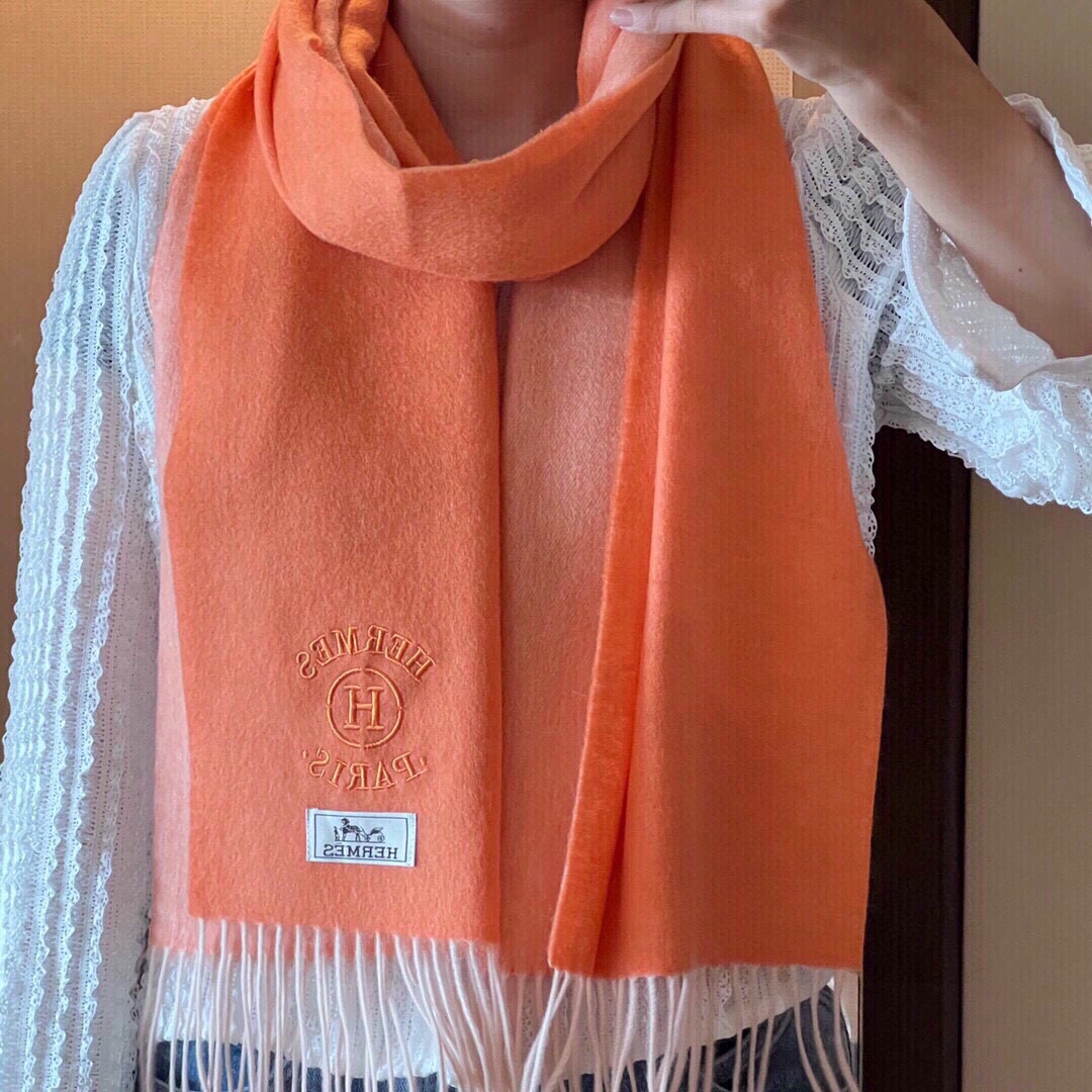 NO:171299,The latest model of the hottest Hermes official website is the latest universal couple model for men and women. Top cashmere material with 100 likes. Soft and skin-friendly, no neck tucked. Classic Burberry checked design specifications 32*cm neutral model for men and women. Everyone should have their own color. High-version scarf, burberry, hermes19860909爆款上新爱马仕官网最新款男女通用情侣款顶级山羊绒材质上身100个赞 柔软亲肤,不扎脖经典巴宝莉格纹设计规格32*cm中性款男女各自选择自己中意的颜色人人都应该拥有,高版本围巾,burberry,hermes,scarf