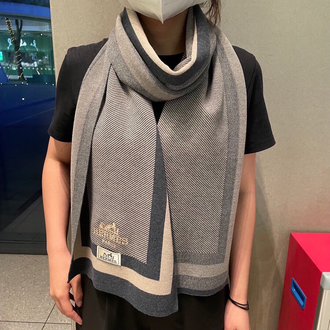 NO:171304,The latest knitted jacquard style of the new autumn and winter models of H-home, high-end designers have the upper body effect and color saturation, and the color will be rich and deep. This model is equipped with high-end customization!  Full color, this thickness can perfectly express the strength and softness of the lines and surfaces are fully expressed 32*cm. The same style as men and women, high-version scarf19860909H家秋冬新款最新针织提花风格,高端设计师配色均考虑上身效果和色彩饱和度,色泽会浓郁而深.此款配以高端定制！套色饱满,这样的厚度能完美的表现济,线条与面的力度及柔美被表现的淋漓尽致32*cm 男女同款,高版本围巾,scarf