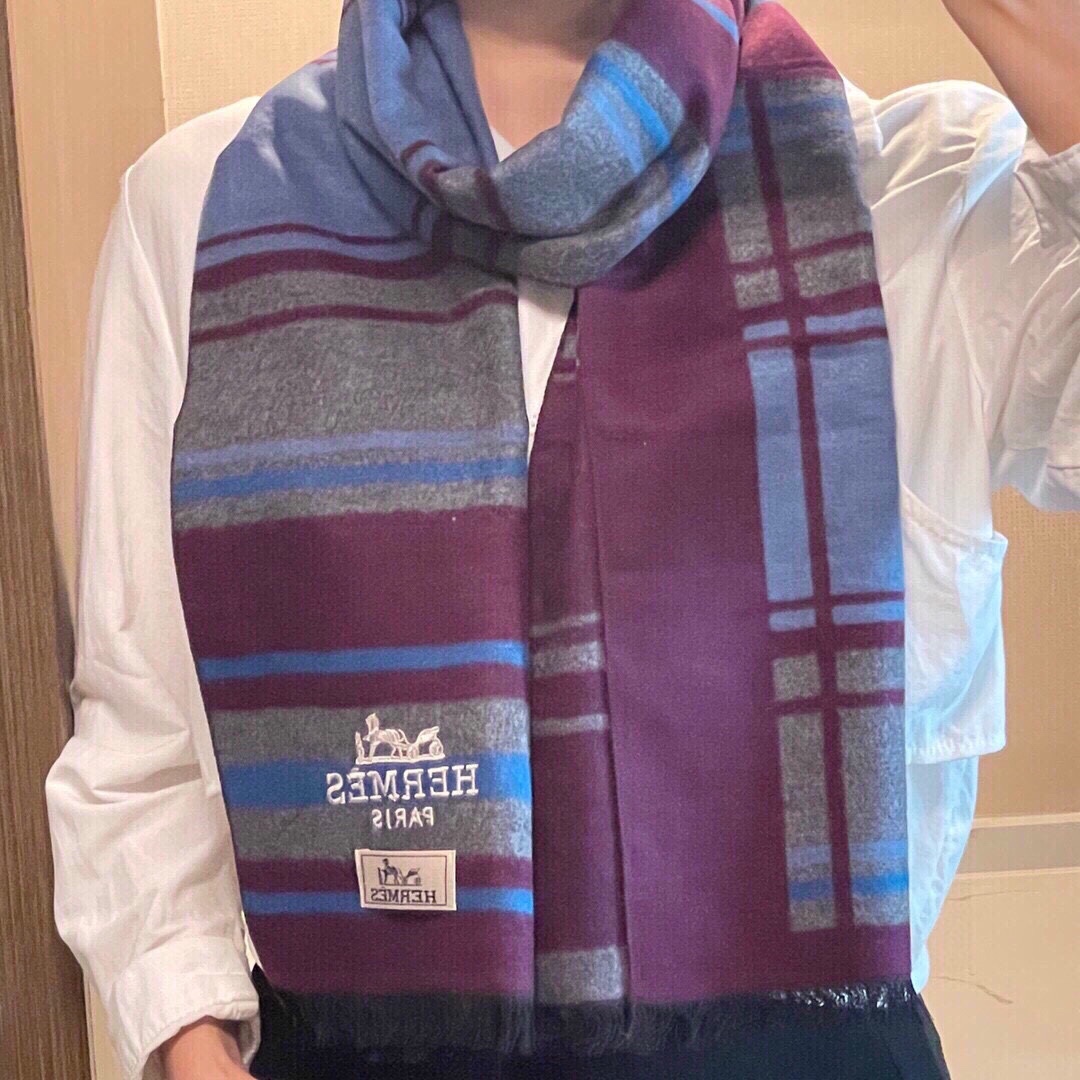 NO:171314,The latest model of the hottest Hermes official website is the latest model for both men and women's top cashmere material. It has 100 likes. It is soft and skin-friendly, and it does not tie the neck. Classic Burberry checked design specifications. 32*cm neutral model. Men and women choose their own color they like. Everyone should have it. High-version scarf, burberry, hermes19860909爆款上新爱马仕官网最新款男女通用顶级山羊绒材质上身100个赞 柔软亲肤,不扎脖经典巴宝莉格纹设计规格32*cm中性款男女各自选择自己中意的颜色人人都应该拥有,高版本围巾,burberry,hermes,scarf