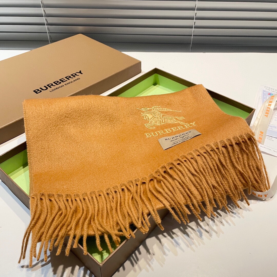 NO:171319,The official website counter synchronizes super accurate Burberry men's and women's scarf VIP recommendation [Babbery Houndstooth new scarf is really beautiful and makes people very excited. The upper body effect is simply beautiful and the quality is perfect] The whole scarf gives people a big brand aura and is very exquisite, which improves the level of the whole person. Several new exquisite men's and women's temperaments are definitely worth buying. On 32x cashmere scarf, high-version scarf, burberry19860909官网专柜同步超级正点巴宝利男女款围巾VIP推荐【巴宝利 千鸟格新款围巾真心美的让人非常非常心动 上身效果简直美翻了 品质非常完美】整个围巾给人大牌气场的同时又非常精致,让整个人的层次提升好几个level绝对值得入手的新款精致男女气质者,上32x羊绒围巾,高版本围巾,burberry,scarf