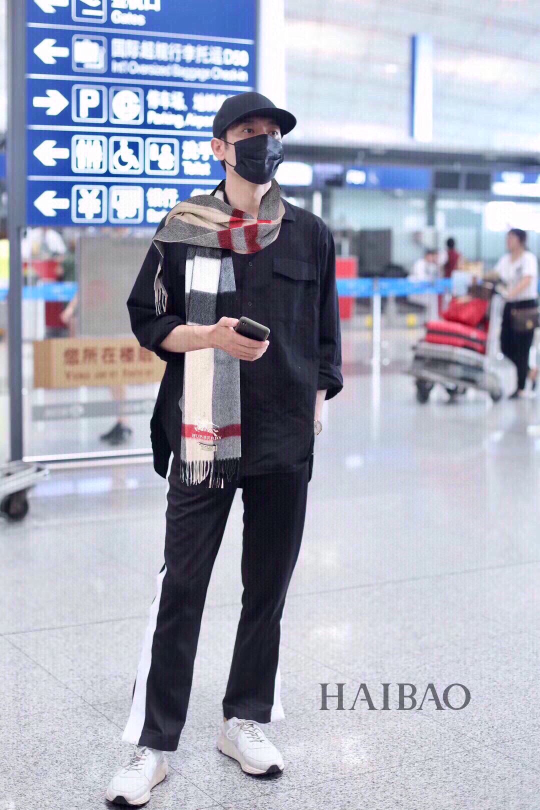 NO:171273,A large number of hot products are in stock. Rest assured that the picture above. The fashion men's scarf for international brands of Burberry is launched and domineering and casual. [Applause] [Applause] Top cashmere   fine embroidery. 32* standard men's specifications. Original replica. It is definitely the first choice for fashionable men. [Love] can be called the original order. The market is exclusive. It gives people a new feeling. The symbol of taste of men, the high-version scarf, burberry19860909爆款大量现货 放心上图 巴宝利国际品牌时尚男士围巾上市霸气休闲为一体[鼓掌][鼓掌]顶级羊绒 精细刺绣 32*标准男款规格 原版复刻 绝对是时尚男首选[爱心]堪称原单不过分 市场独家 给人焕然一新的感觉 品味男人的象征,高版本围巾,burberry,scarf