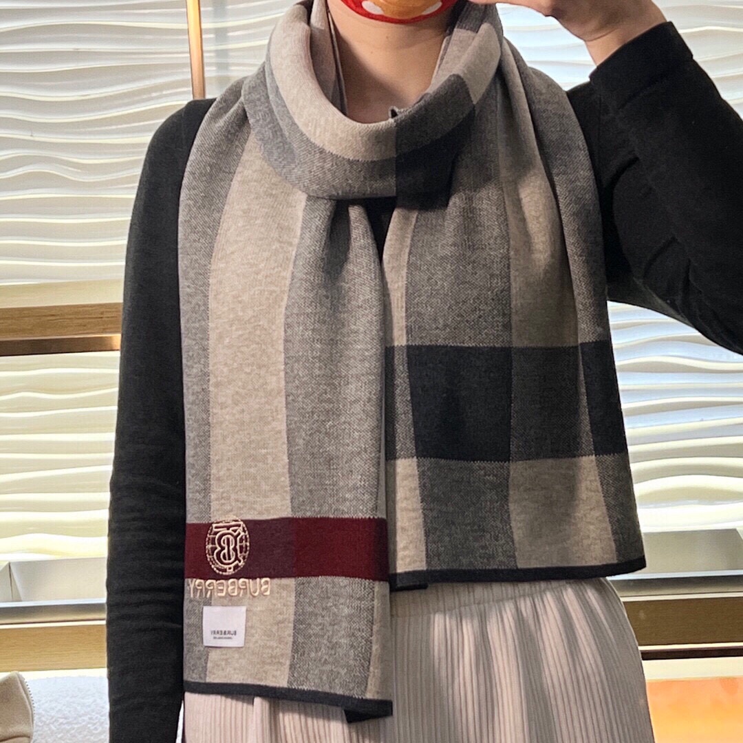 NO:171291,Burberry counter latest Tb scarf [top cashmere scarf] hits the hit, the real thing is really beautiful, the knitted scarf is embroidered with exquisite logo, the color of the whole scarf is very well matched, the details can be seen, the entire shawl scarf gives people a big brand aura and is very exquisite and high-end VIP recommended, which is definitely worth buying, the new 32X200cm, high-version scarf, burberry, shawls19860909巴宝莉专柜最新款Tb围巾【顶级羊绒围巾】爆款哦 实物真心美 针织围巾配以精美logo的刺绣整条围巾颜色的搭配都非常到位细节都可见整个披肩围巾给人大牌气场的同时又非常精致高端VIP推荐绝对值得入手的新款32X200cm,高版本围巾,burberry,shawls,scarf