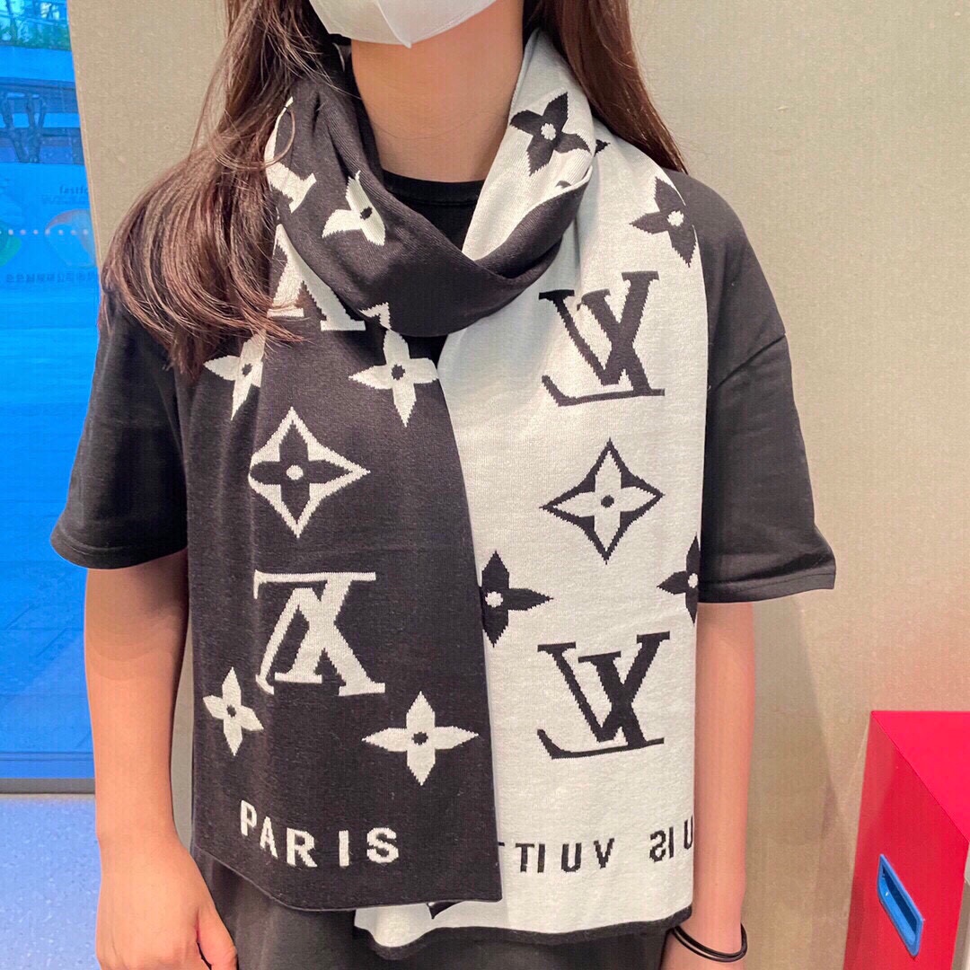 NO:171302,We buy and cherish our men's scarves~~There are really few men's styles, and only a few are sold a year, and they are all export orders, so it is difficult to encounter. Men's things are small and exquisite, and good-looking men's styles must be collected!  This LV men's scarf has a very masculine style. In terms of classic materials, it is made of cashmere provided by customers. It is super invincible, soft and glutinous, delicate and soft, and has excellent upper body effect. It looks beautiful, elegant and simple. It has a super good color combination for male gods, with texture and not ostentatious. It has a little benefit for everyone. Cashmere, specifications of 30*cm, with formal wear or casual wear, it is very suitable for folding or circle, it is completely possible to have a gentlemanly styled ~ two colors with warm demeanor, high-version scarf, louis vuitton19860909我们的男款围巾且买且珍惜~~男款真的很少,一年也就出几款,都是出口订单所以比较难遇.男人的东西讲究少而精,好看的男款一定要收！这款LV男士围巾,款式很有男性魅力,经典大方面料采用的是客供的羊绒,超级无敌软糯糯,细腻柔软度都非常的好,上身效果无敌好看大气简约,超级好看的男神配色,有质感不张扬~尾单余一丢丢福利大家~羊绒,规格30*cm搭配正装或者搭配休闲装都很合适~对折挂围或者绕圈围都完全可以,绅士有型~有温度的风度两个色,高版本围巾,louis vuitton,scarf