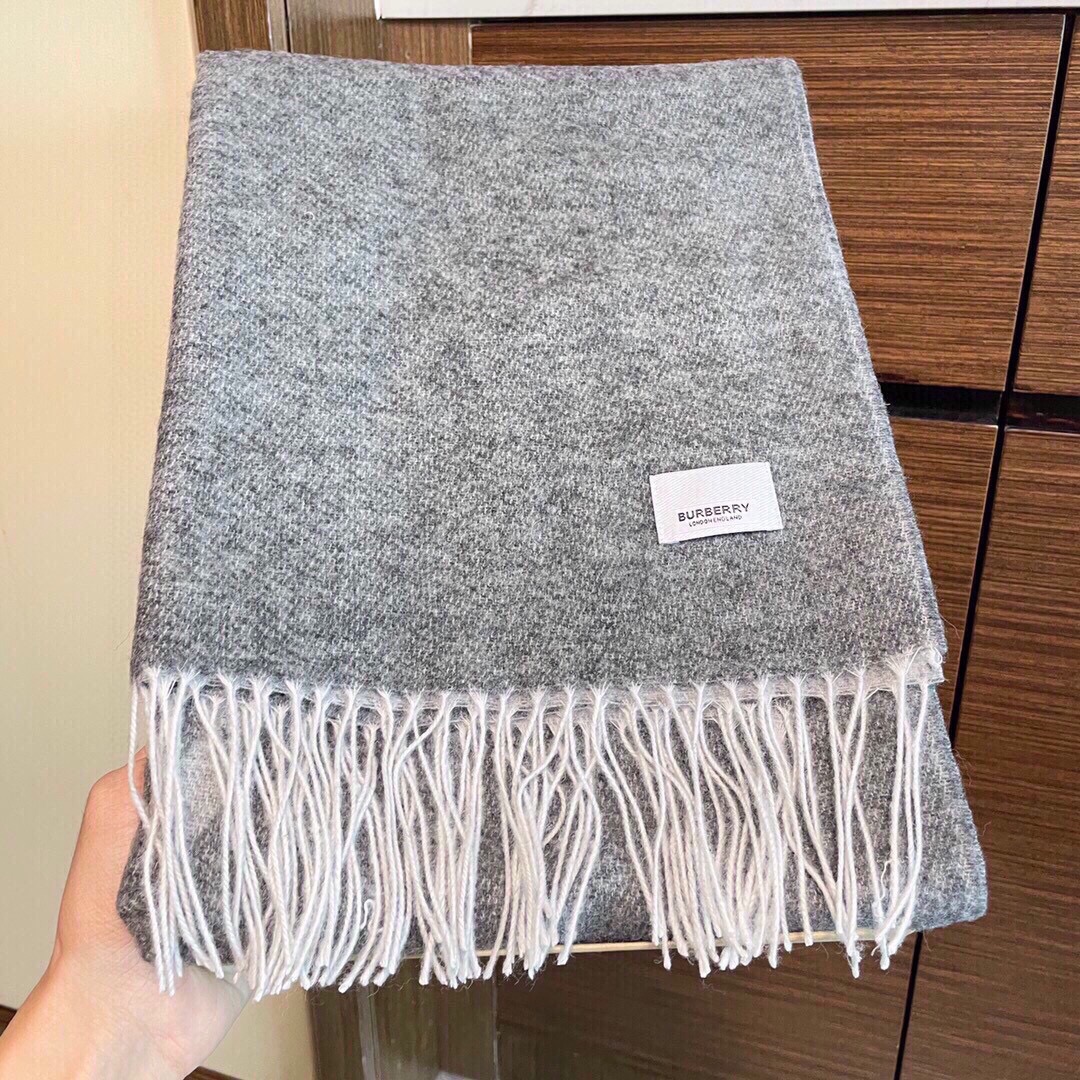 NO:171317,Burberry International Brand Fashionable Men and Women's Scarfs are launched and domineering and casual. [Applause] [Applause] Top cashmere   fine embroidery. 42* standard men's specifications. Original replica. It is definitely the first choice for fashionable men. [Love] can be called the original order. The market is exclusive. It gives people a new feeling. The symbol of taste of men, the high-version scarf, burberry19860909巴宝利国际品牌时尚男女士围巾上市霸气休闲为一体[鼓掌][鼓掌]顶级羊绒 精细刺绣 42*标准男款规格 原版复刻 绝对是时尚男首选[爱心]堪称原单不过分 市场独家 给人焕然一新的感觉 品味男人的象征,高版本围巾,burberry,scarf