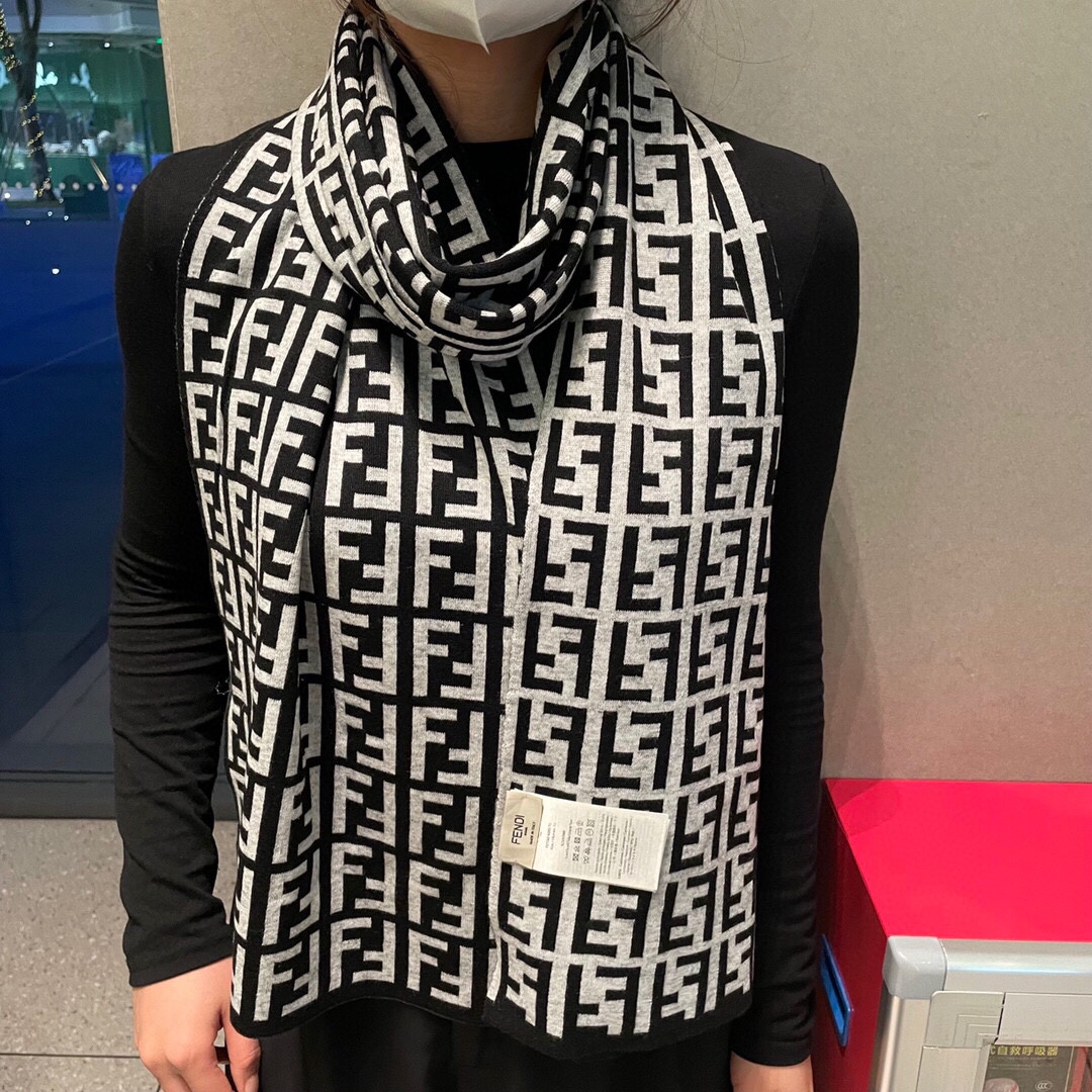 NO:171327,The classic FF letter element scarf, the counter is also a good thing. This year's Fendi also took off. It's so popular. This is really a real good thing. The real material is very heavy. Whether domestic or foreign, it is basically out of stock. This FF wind will continue to blow. It is said that many people go to the counter to buy the full series of FF. In short, it is a surprise. Don't think it's too small. This specification is getting fewer and fewer. Cherish it. The upper body effect is very powerful!  Definitely a big deal!  The clear and clear FF letters are tight and distinct, and the style is very stylish. You can amazing the audience if you take photos with your mobile phone. High-density and exquisite work of big brands are really exquisite and exquisite. Specifications, 32X200, high-end scarf, fendi19860909经典FF字母元素围巾,专柜也是刚上架的好玩意儿今年的芬迪也是起飞的架势,火的不要不要的,这款真真儿的正儿八经的好东西,真材实料非常重磅,不管国内还是国外基本也是全线断货的节奏,这股FF风会继续吹下去,据说很多人去专柜只要是FF都全系列的买,总之是惊喜.不要嫌少,这种规格越来越少且珍惜.上身效果气场非常强大！绝对是重磅！清晰明了的FF字母,紧致分明,版型更是非常有型,用手机拍出来都能惊艳全场高密度精工细作大牌的东西真的非常考究,匠心之作.规格,32X200,高版本围巾,fendi,scarf