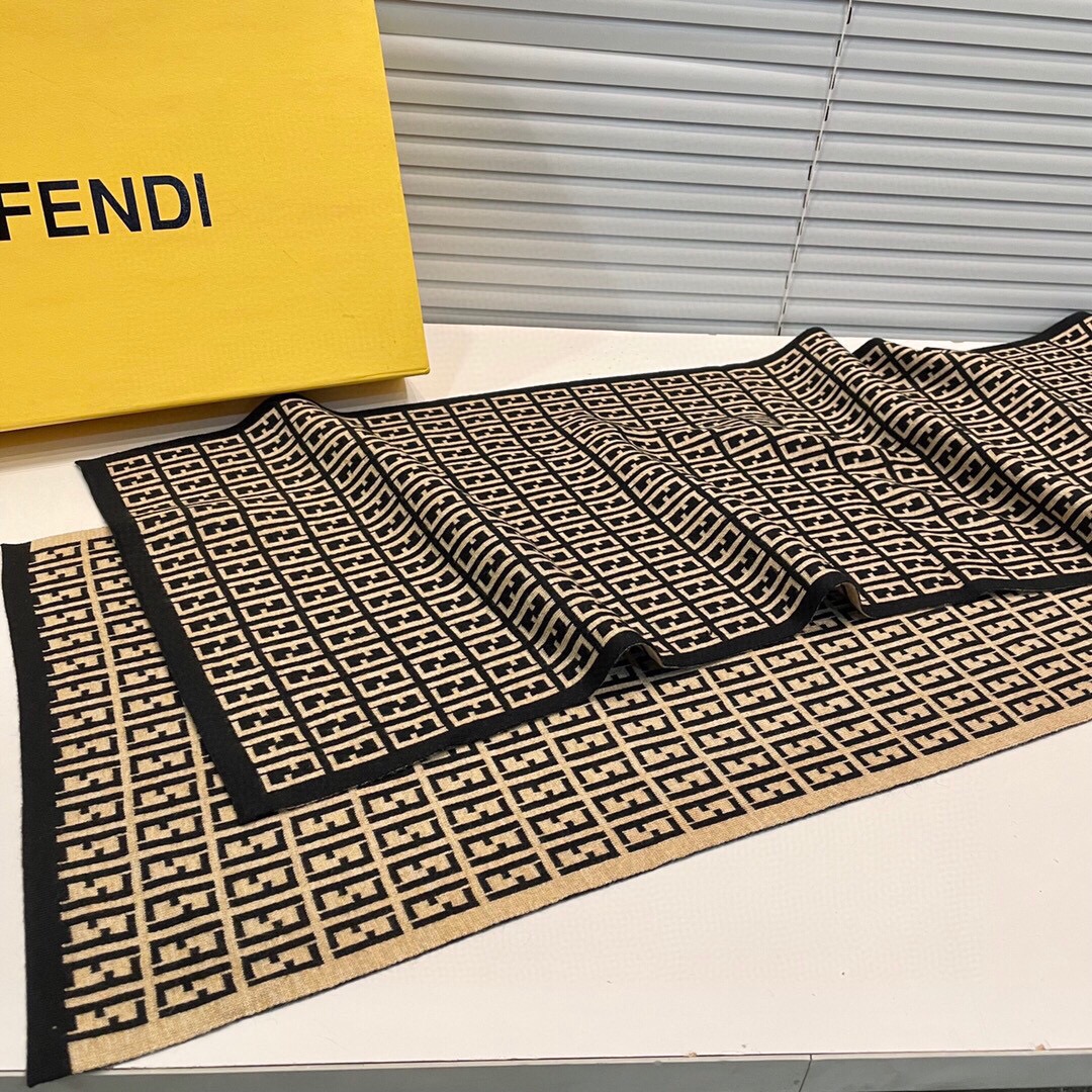 经典FF字母元素围巾专柜也是刚上架的好玩意儿今年的芬迪也是起飞的架势火的不要不要的这款真真儿的正儿八经的