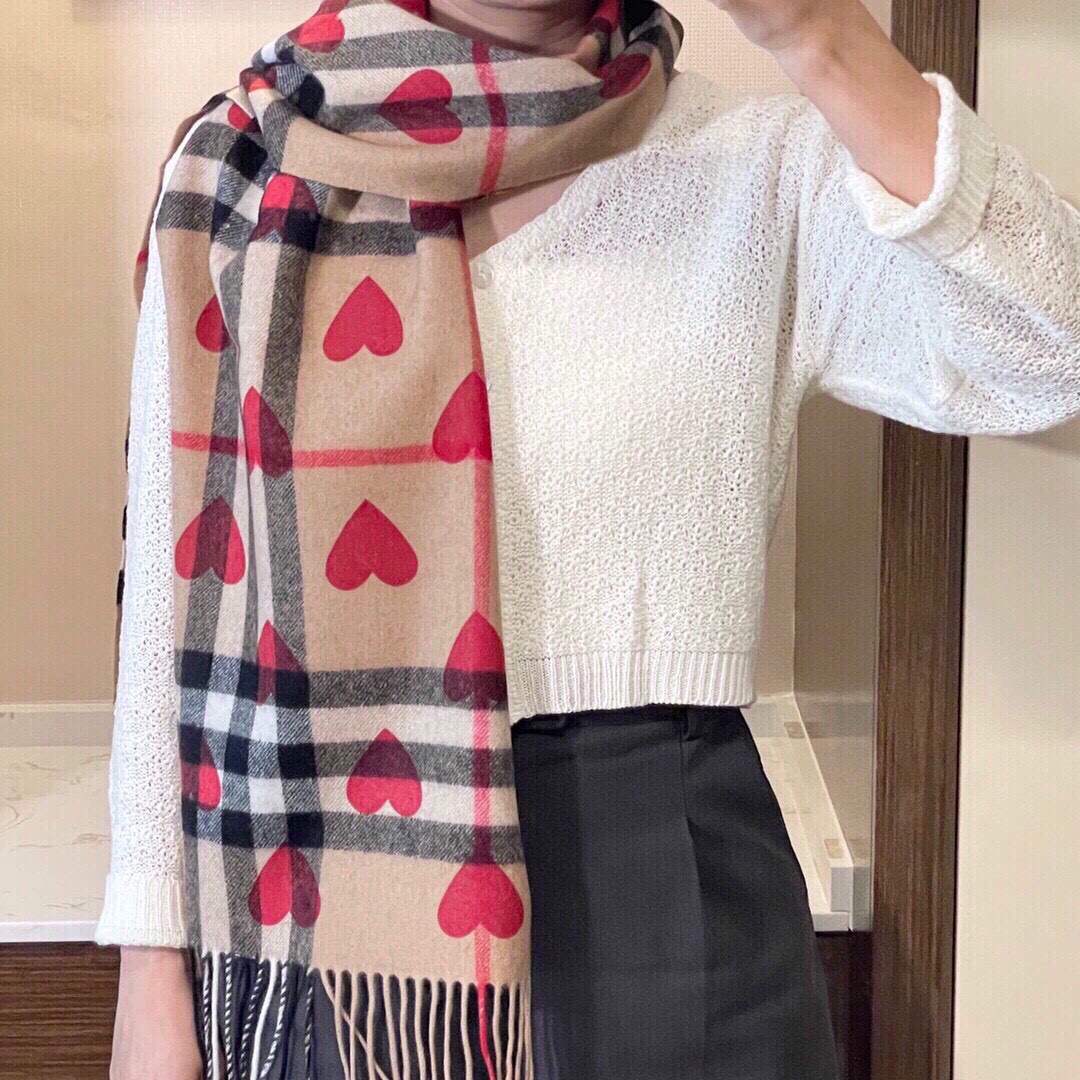 NO:172231,Burberry couples are coming, super cute classic peach heart cashmere scarf, another style that has been redesigned for a century, combining classic fashion, super outstanding style, excellent feel, specifications 32*180, absolutely instantly kill all imitations, high-version scarf, burberry19860909爆款来袭 巴宝莉情侣大爆款,超级可爱的经典桃心羊绒围巾 又一款百年再设计的款式 经典时尚相结合 超级出彩的款式 手感极好 规格 32*180 手感绝对的秒杀一切仿货,高版本围巾,burberry,scarf