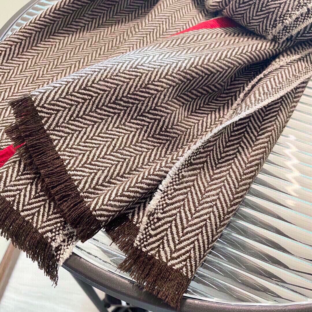 古驰蜜蜂人字纹彩条羊毛围巾今年的新款采用的是人字纹加彩条的设计非常的大气,纯羊毛的用料轻柔透气保暖性好用