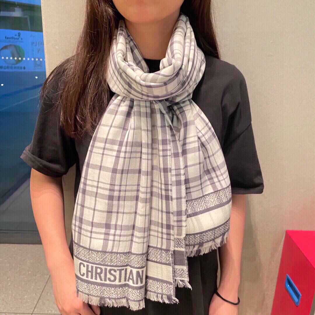 NO:172245,【This kind of Dior is really invincible and fashionable!  !  】Dior new style [plaid pattern shawl]!  !  The temperament is deep in the soul. The unique style is the most charming place for big brands to have a sense of existence at all times and completely conquer it!  It can especially reflect taste!  It has a beautiful and stunning temperament, you must use it. This print is really elegant and handsome!  !  !  I really like the color matching and design that are very charming and elegant, adding a kind of handsomeness and uniqueness than elegance!  !  !  Size 70*cm, ingredients cashmere   mulberry silk, high-version scarf, dior, shawls19860909【这样的Dior真的无敌时髦百搭！！】Dior新款【格子图案披肩】！！气质到灵魂深处啊.独有的格调,这才是大牌最迷人的地方时时刻刻都具有存在感,彻底征服！尤能体现品味！爆美爆气质,一定要入啊这款印花实在是优雅又帅气了！！！真的太喜欢了配色和设计都很有韵味显得气质和优雅,比高雅更增加一种帅气,独特了！！！尺寸70*cm,成份山羊绒 桑蚕丝,高版本围巾,dior,shawls,scarf