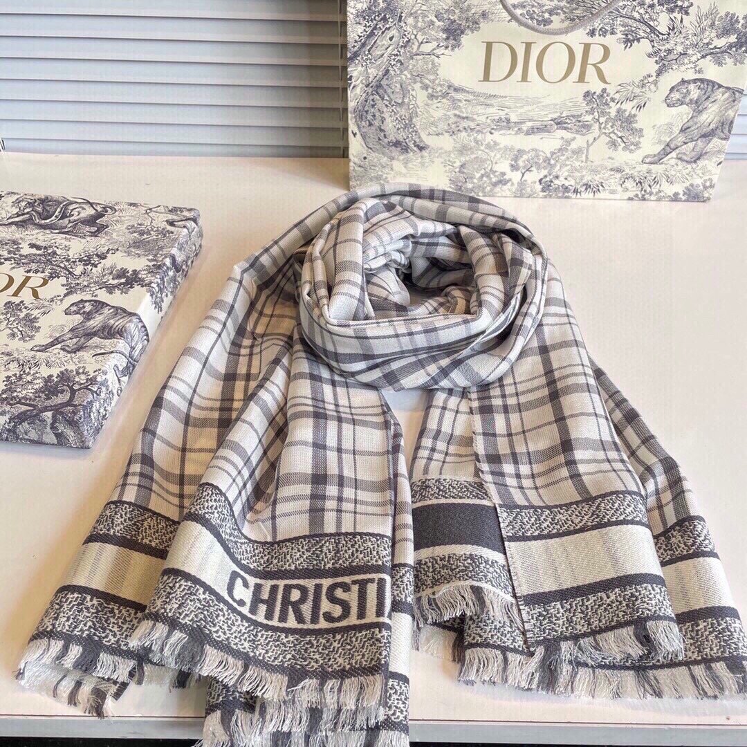 ️这样的Dior真的无敌时髦百搭！！Dior新款格子图案披肩！！气质到灵魂深处啊独有的格调这才是大牌最迷