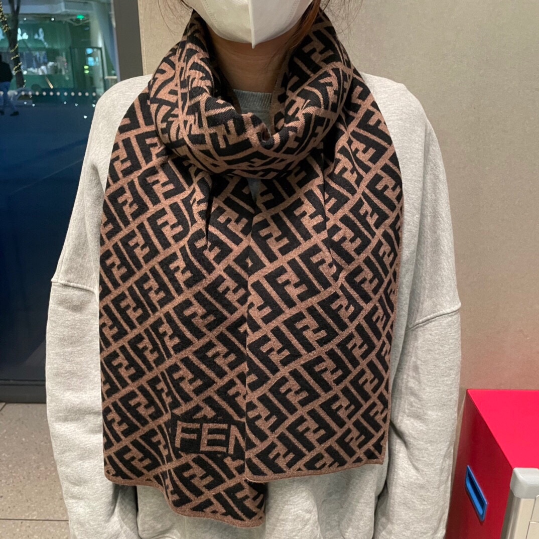 NO:172554,The classic FF letter element scarf, the counter is also a good thing. This year's Fendi also took off. It's so popular. This is really a real good thing. The real material is very heavy. Whether domestic or foreign, it is basically out of stock. This FF wind will continue to blow. It is said that many people go to the counter to buy the full series of FF. In short, it is a surprise. Don't think it's too small. This specification is getting fewer and fewer. Cherish it. The upper body effect is very powerful!  Definitely a big deal!  The clear and clear FF letters are firm and distinct, and the style is very stylish. You can amazing the audience if you take photos with your mobile phone. High-density and exquisite work of big brands are really exquisite and exquisite. Specifications, 32X, high-version scarf, fendi19860909经典FF字母元素围巾,专柜也是刚上架的好玩意儿今年的芬迪也是起飞的架势,火的不要不要的,这款真真儿的正儿八经的好东西,真材实料非常重磅,不管国内还是国外基本也是全线断货的节奏,这股FF风会继续吹下去,据说很多人去专柜只要是FF都全系列的买,总之是惊喜.不要嫌少,这种规格越来越少且珍惜.上身效果气场非常强大！绝对是重磅！清晰明了的FF字母,紧致分明,版型更是非常有型,用手机拍出来都能惊艳全场高密度精工细作大牌的东西真的非常考究,匠心之作.规格,32X,高版本围巾,fendi,scarf