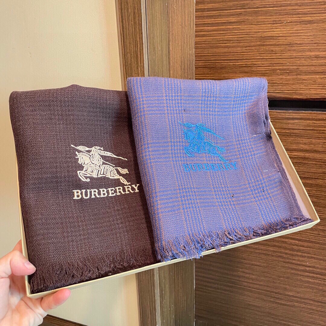 NO:172564,The official website counter is super accurate and the four seasons of the Bumbleli men and women VIP recommendation [Baboli Houndstooth new scarf is really beautiful and makes people very excited. The upper body effect is simply beautiful and the quality is perfect] The whole scarf gives people a big brand aura and is very exquisite, which improves the level of the whole person. Several new exquisite men and women temperaments are definitely worth buying. 35x cashmere scarf, high-version scarf, burberry19860909官网专柜同步超级正点巴宝利男女四季款VIP推荐【巴宝利 千鸟格新款围巾真心美的让人非常非常心动 上身效果简直美翻了 品质非常完美】整个围巾给人大牌气场的同时又非常精致,让整个人的层次提升好几个level绝对值得入手的新款精致男女气质者,35x羊绒围巾,高版本围巾,burberry,scarf