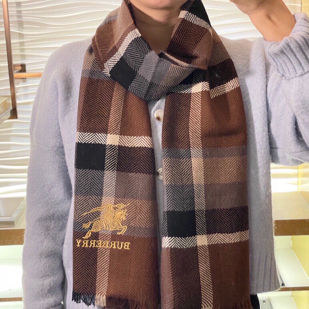 NO:172569,New, the counter is synchronized with new models, the top-level high-end Burberry for Dubai exports] Men's and women's scarves are new, cashmere classic large-grid scarves, high-end products, new logo embroidery, fashionable and big brand top design models, you will understand that the quality is really super super soft, warm and skin-friendly. There are only a few foreign counters in stock, it is really rare to buy cashmere material 32X180cm, which is definitely a high-end boutique with slow hand, high-version scarf, burberry19860909上新 专柜同步新款 爆款顶级高尖端巴宝利供迪拜出口货】男士女士围巾新品羊绒经典大格围巾高尖端产物,一边新款logo刺绣,时尚大牌的顶尖设计款拿到手你就会明白质量真的超级赞超级柔软保暖亲肤此款目前只有国外几个专柜有货真的是臻品罕见客供羊绒材质32X180cm绝对是手慢无的高端精品,高版本围巾,burberry,scarf