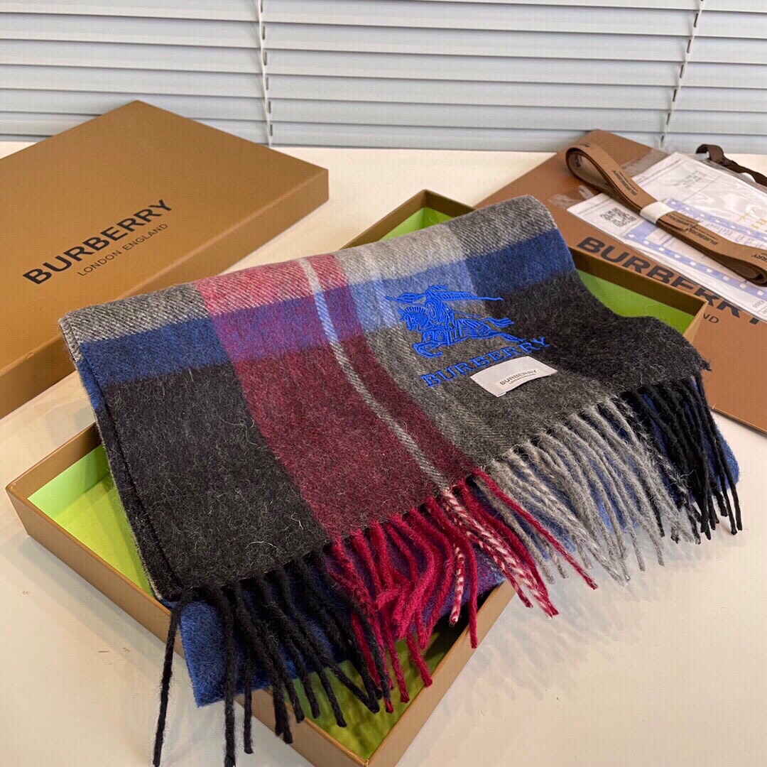 NO:172577,Burberry, classic British, European and American style, high-end products, universal couples, top-grade pure cashmere material, soft, not tied, fashionable, warm, atmospheric and stylish, striped controls, don't miss the top design model of fashion brands.. This model is currently available in a few foreign counters. It is really rare.. Customer-supplied cashmere material.. Size 30x180, high-version scarf, burberry19860909巴宝莉 经典英伦欧美范儿 高尖端产物 男女通用情侣款顶级纯羊绒材质面料柔软不扎脖戴起来时尚暖和大气有范儿,条纹控们不要错过哦时尚大牌的顶尖设计款..此款目前只有国外几个专柜有货..真的是臻品罕见..客供羊绒材质..尺寸 30x180,高版本围巾,burberry,scarf