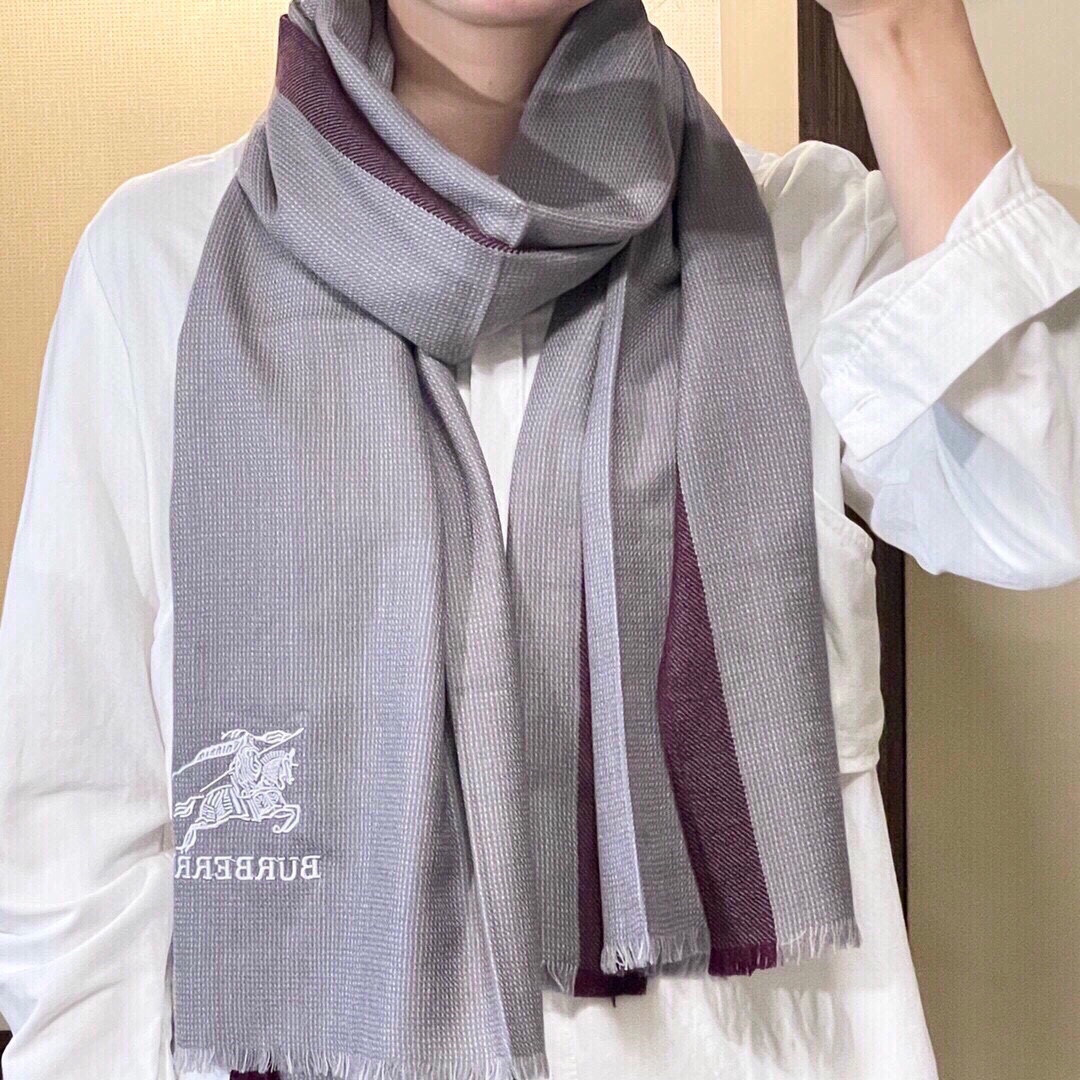 NO:172588,Burberry brand official website is perfectly shipped. The latest men and women couples in autumn and winter counters are simple and elegant. The original version creates every detail, exquisite craftsmanship, neat and clean wiring, and available on both sides. Every detail is the ultimate. The large product is as thin as wireless head [strong] as handsome as the upper body. The fabric is made of top-level imported lamb velvet 40*180 standard men's and women's specifications. The favorite version of celebrity male models is super good, and it is free to travel around large and small occasions. High-version scarf, burberry19860909巴宝莉品牌官网爆款完美出货 秋冬专柜最新男女情侣款整款简单大气 原版打造每一处细节、工艺精湛、走线车工整齐干净、双面可用 每个细节做到极致,大货细到无线头[强]上身帅到爆,面料采用顶级进口羊羔绒40*180标准男士女士规格明星男模最爱版 版型超好,走遍大小场合无束缚感,高版本围巾,burberry,scarf