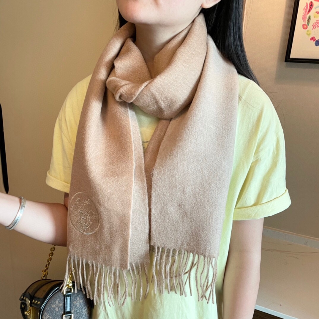NO:172553,Recommended popular products Hermes is good to see and scream the top cashmere style. Very good couple scarf. This model is a limited edition model of the counter. The top Scottish cashmere is built with exclusive real photos. The high-end quality is displayed throughout the whole process. It is both positive and negative. It has a very stylish and sufficient material to create a non-imitation product that can be synchronized with overseas counters... Absolutely top-quality goods...32x180 long scarf!  H's masterpiece!  Special channel goods sold by one less and one more important recommendation, high-version scarf, hermes19860909爆款推荐爱马仕好看到尖叫顶级山羊绒款非常赞的情侣款围巾此款是专柜限量款顶级苏格兰羊绒重磅打造独家实物拍摄高端品质全程展现,正反两用..非常有腔调足料打造非仿货所能及海外专柜同步....绝对的顶级好货..32x180长巾！H家力作！特殊渠道货卖一个少一个重磅推荐,高版本围巾,hermes,scarf