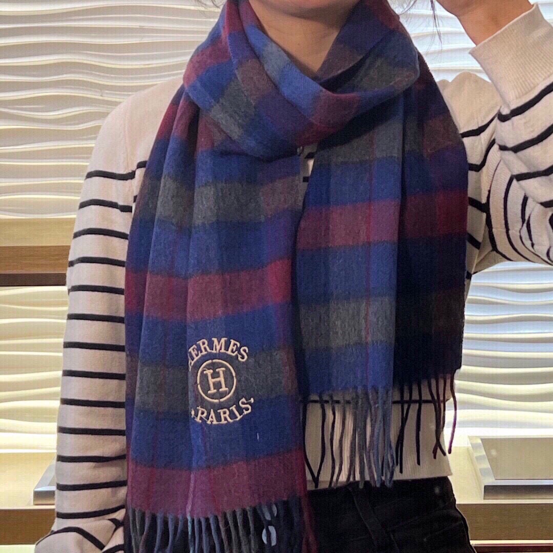 NO:173247,Recommended popular products Hermes is good to see and scream. The top cashmere style is a very good couple scarf. This model is a limited edition model of the counter. The top Scottish cashmere is built with exclusive physical shots. The high-end quality is displayed throughout the whole process. This long scarf is matched with gradient square herringbone, both for the front and reverse. It has a very tone and sufficient material to create a non-imitation product that can be synchronized with overseas counters... Absolutely top-quality goods...30x180 long scarf!  H's masterpiece!  Special channel goods sold by one less and one more important recommendation, high-version scarf, hermes19860909爆款推荐爱马仕好看到尖叫顶级山羊绒款非常赞的情侣款围巾此款是专柜限量款顶级苏格兰羊绒重磅打造独家实物拍摄高端品质全程展现,此款长巾由渐变方块人字纹搭配,正反两用..非常有腔调足料打造非仿货所能及海外专柜同步....绝对的顶级好货..30x180长巾！H家力作！特殊渠道货卖一个少一个重磅推荐,高版本围巾,hermes,scarf