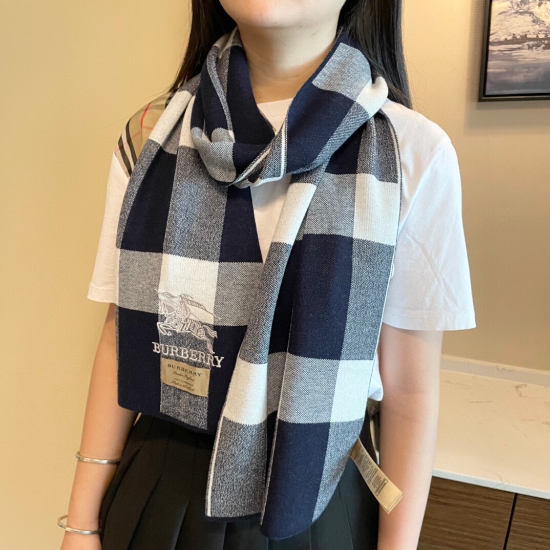 NO:173257,Burberry knitted cashmere scarf, a rare high-end men's style!  Family welfare!  Very good men's scarf~The fabric is very soft and comfortable, atmospheric and simple, super beautiful male god color scheme, any boy will like it. The small logo is very exquisitely decorated, with a texture but not ostentatious~The large goods were loaded on the ship a few months ago~The last one is a little bit more benefit everyone~The classic men's 30cm wide wool scarf!  Universal styles for men and women, specifications 32*180cm, they are suitable for formal wear or casual wear ~ folding or circle circling, gentlemanly and stylish ~ warm and elegant, high-version scarf, burberry19860909巴宝利针织羊绒围巾,难得的高端男款！家属福利！非常正的男士围巾~面料大爱,非常柔软舒服,大气简约,超级好看的男神配色,任何男生都会喜欢的款吧,小小Logo非常精致的点缀,有质感不张扬~大货几个月前已装船发走~尾单余一丢丢福利大家~经典男士的30cm宽羊毛围巾！男女通用款式,规格32*180cm,搭配正装或者搭配休闲装都很合适~对折挂围或者绕圈围都完全可以,绅士有型~有温度的风度,高版本围巾,burberry,scarf