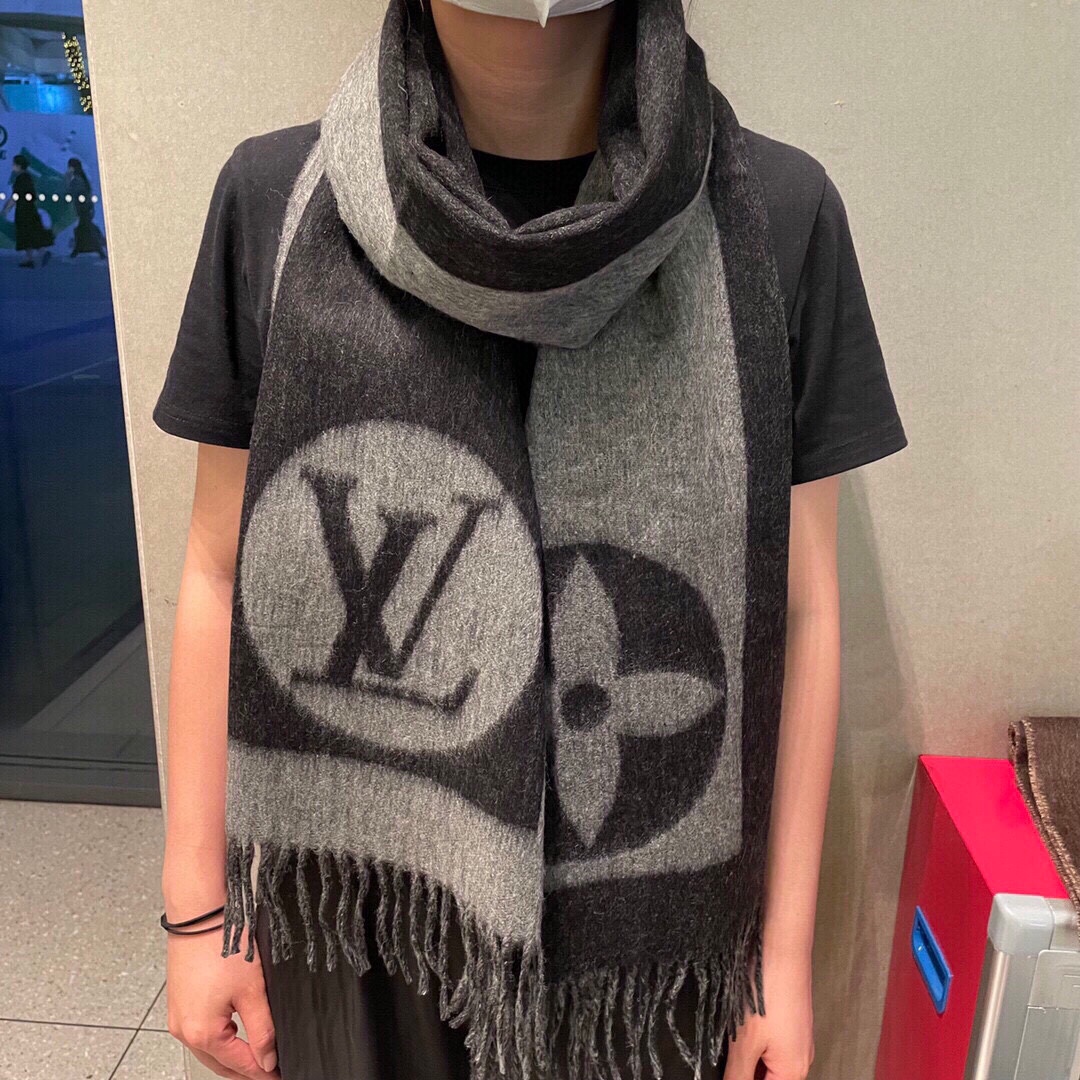 NO:173264,LV is a commemorative scarf, practical and trendy, with a deformation design. It has a full sense of art and craftsmanship eliminates the problem of unclear fonts of the product. The original original logo is dense and soft on both sides. Specification 35*200, high-version scarf, louis vuitton19860909LV 有纪念意义的一款围巾,实用兼潮流,的变形设计 艺术感满分,工艺杜绝了产品字体不清晰的问题,原版原标,双面密实柔软 规格35*200,高版本围巾,louis vuitton,scarf