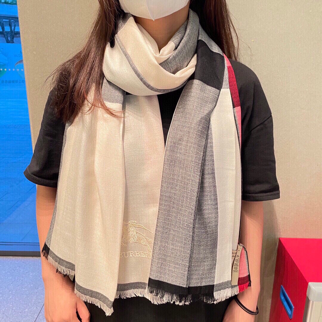 NO:173270,Burberry uses the classic original horse standard craft to embroider the horse and provide 300 pieces of Kashmir cashmere. It is encrypted. It feels so good that it has no friends. It is soft, light and breathable. Now the essential colors in the air-conditioning room and subway are all imported dyes. The dyeing brightness, color saturation is first-class and strong. The 200*90 widened size. The specifications are large enough. Because the customer supplies raw materials, there are not many goods that can be sold. If you want to grab them in a few days, you can't grab them. High-version scarf, burberry19860909巴宝莉采用经典原版马标工艺绣马纯正客供克什米尔山羊绒300支羊绒 加密处理.手感好到没朋友.糯软轻薄透气.现在空调室地铁里必备款颜色多次打样全部采用进口染料.染色亮度色泽度饱和度都是一等一的强.200*90加宽尺寸.规格也够大.因为客供原料.所以能出的货品不多.再过几天想抢都抢不到,高版本围巾,burberry,scarf