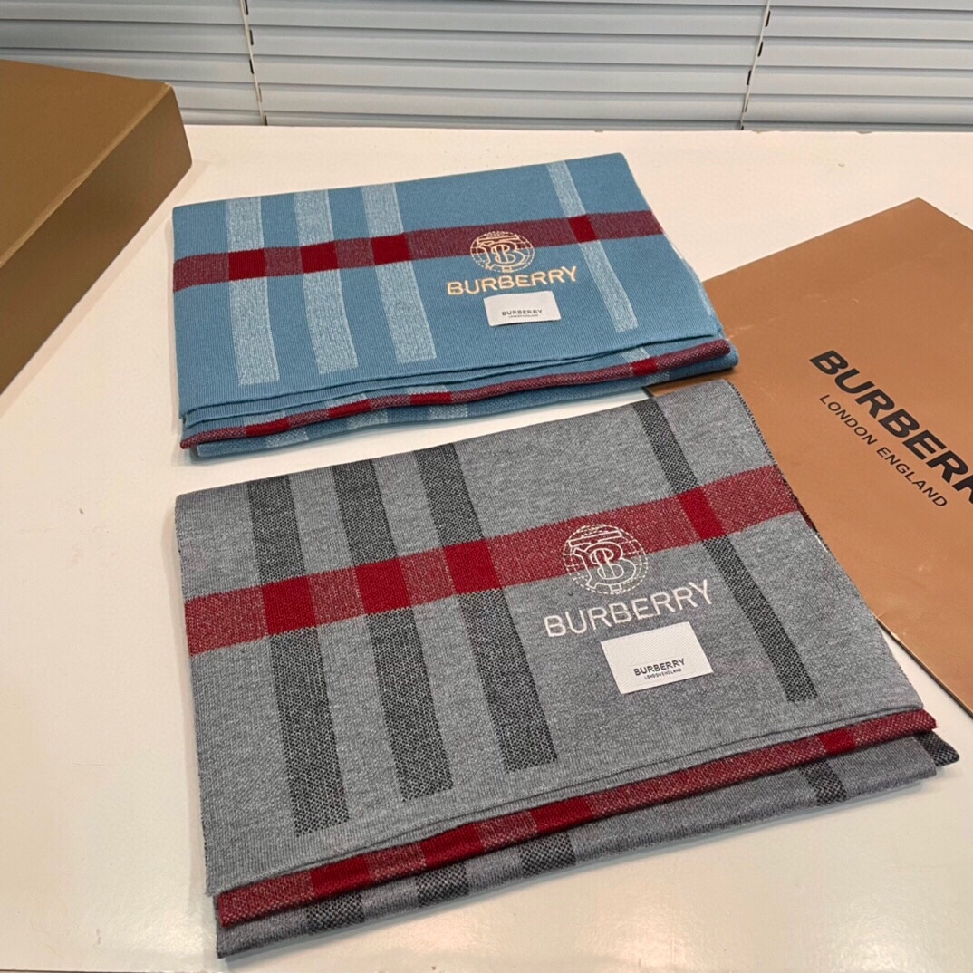 NO:173260,VIP recommended Burberry counter latest Tb scarf [top cashmere scarf] hits the hit. The real thing is really beautiful. The knitted scarf is embroidered with exquisite logo. The color of the whole scarf is very well matched. The details can be seen. The entire shawl scarf gives people a big brand aura and is very exquisite. High-end VIP recommended. The new 32X200cm, high-end scarf, burberry, shawls19860909vip推荐巴宝莉专柜最新款Tb围巾【顶级羊绒围巾】爆款哦 实物真心美 针织围巾配以精美logo的刺绣整条围巾颜色的搭配都非常到位细节都可见整个披肩围巾给人大牌气场的同时又非常精致高端VIP推荐绝对值得入手的新款32X200cm,高版本围巾,burberry,shawls,scarf