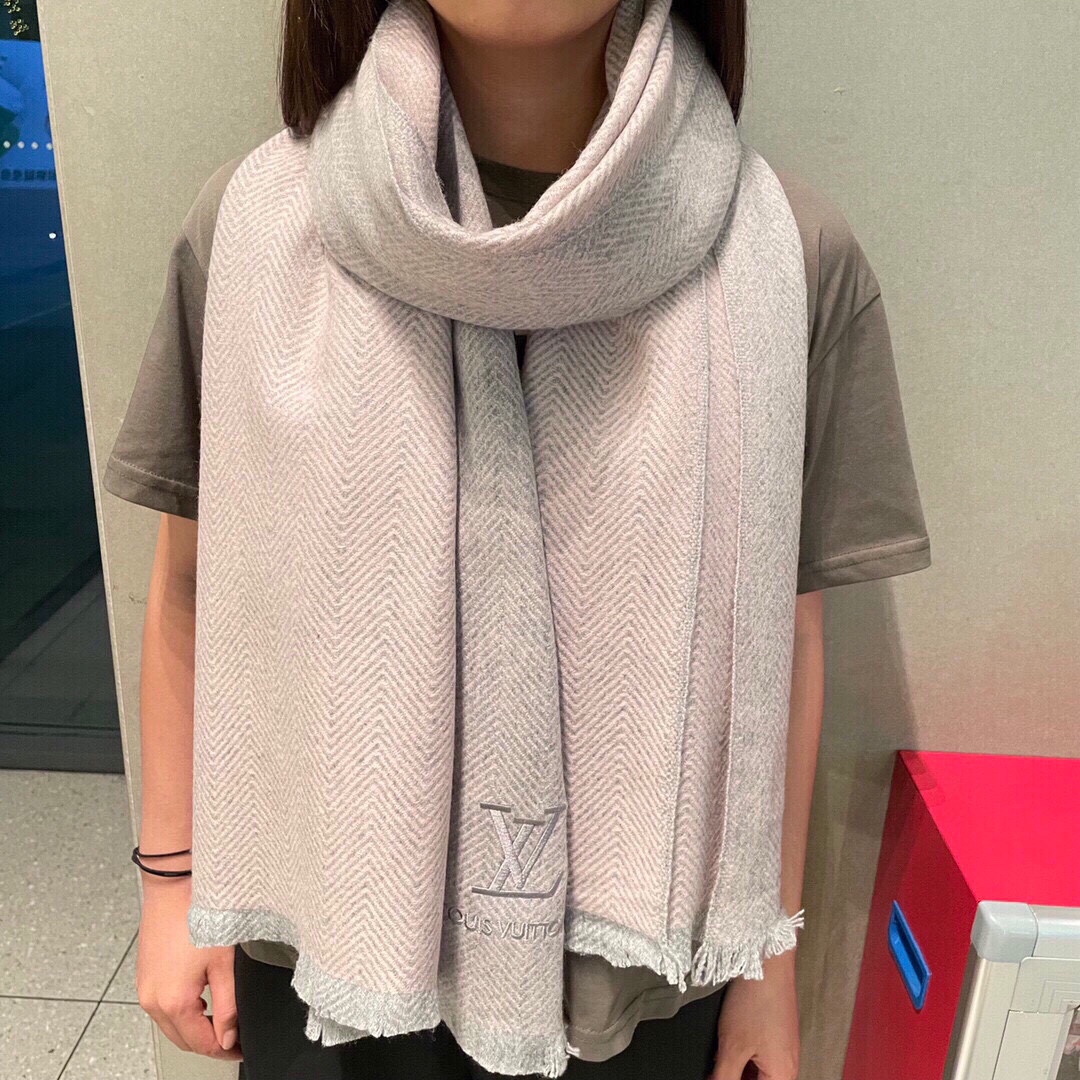 NO:173263,LV is the most popular model for men and women at the moment] The most fashionable logo style nowadays!  Very stylish, can be a couple style that men and women, gentlemen, white and rich and beautiful styles love. 