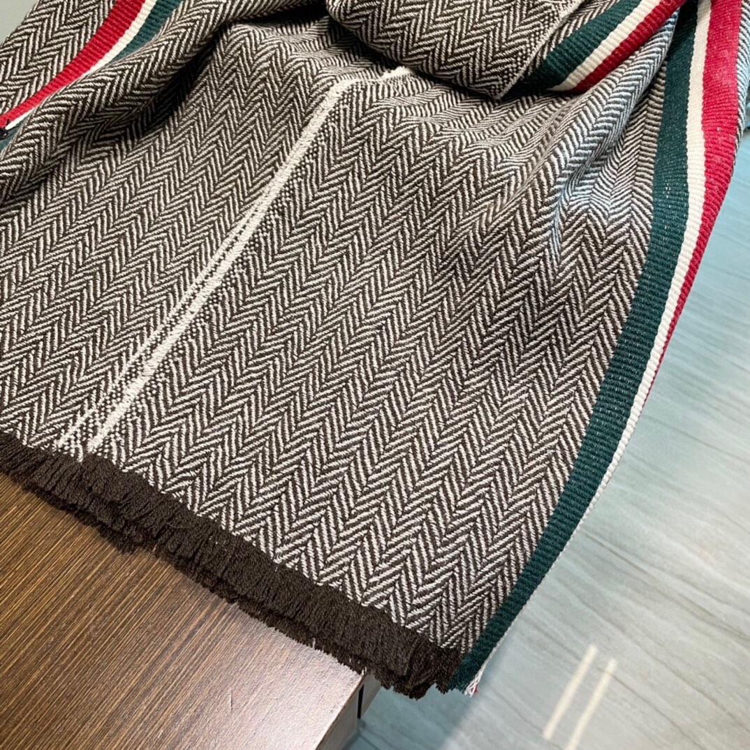 古驰蜜蜂人字纹彩条羊毛围巾今年的新款采用的是人字纹加彩条的设计非常的大气,纯羊毛的用料轻柔透气保暖性好用