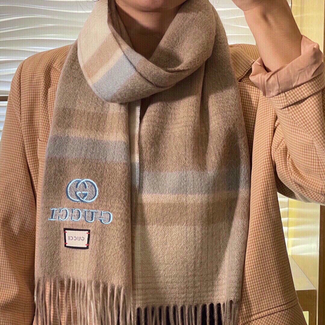 NO:173065,The popular Guqi classic universal scarf for men and women. The soft and comfortable scarf brings the warmest and caring and top quality cashmere thread this season. It woven beautiful and exquisite textures, generous and practical, comfortable and warm, and top materials!  Very perfect!  No matter what age you have, owning this suit will bring you all the temperament and elegance you want to have!  Specification 32X190, high-version scarf19860909爆款到货古奇经典男女通用围巾柔和舒适的围巾带来今季最温暖贴心呵护最顶级的品质羊绒线织出漂亮精致的纹理,大方实用,舒适保暖,顶级材质！非常完美！无论什么年龄段,拥有这款套装就拥有了一切你所希望拥有的气质与优雅品味！规格32X190,高版本围巾,scarf